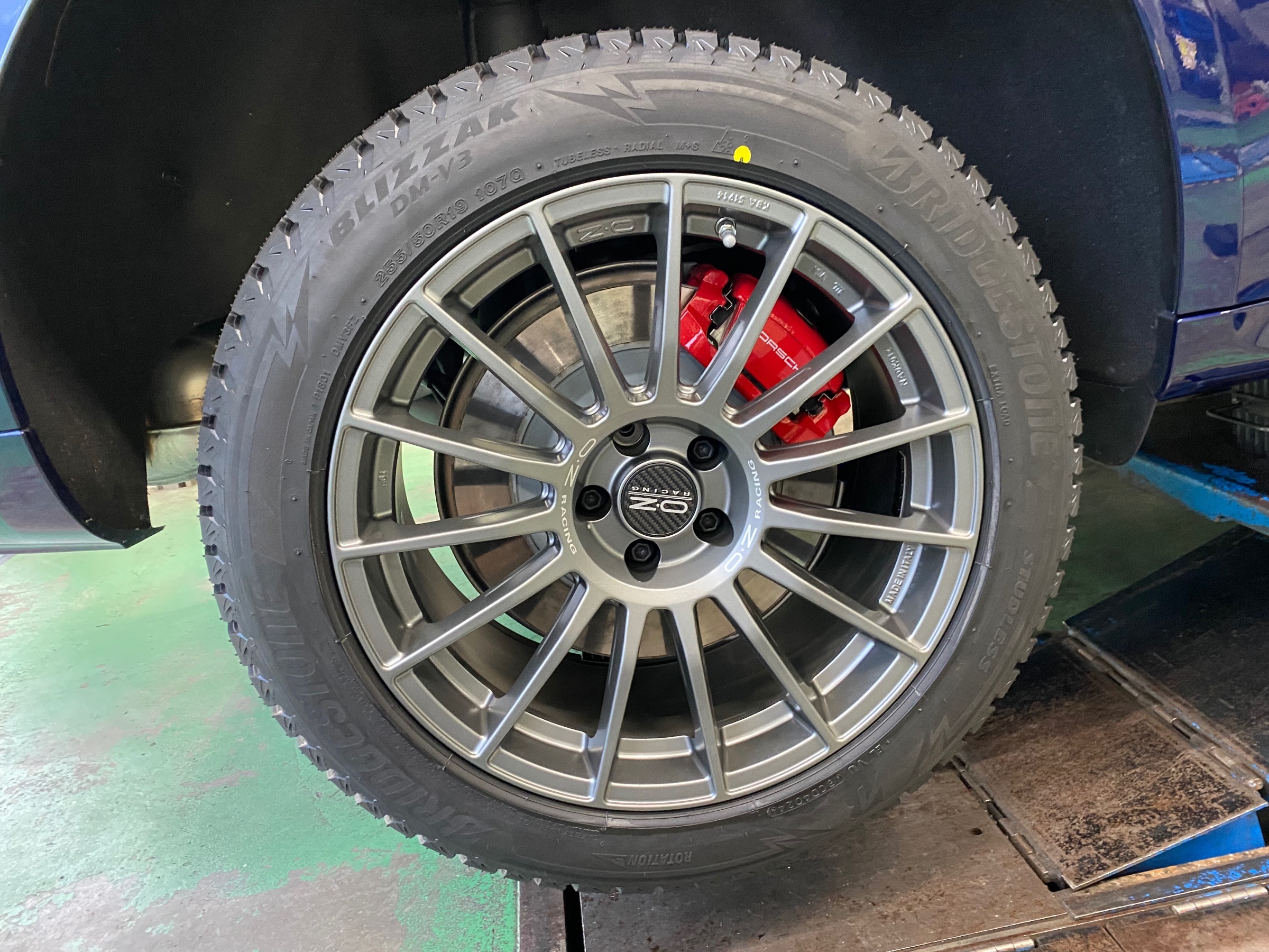 ポルシェ マカン 95B 冬用スタッドレスタイヤから夏用ノーマルタイヤへ