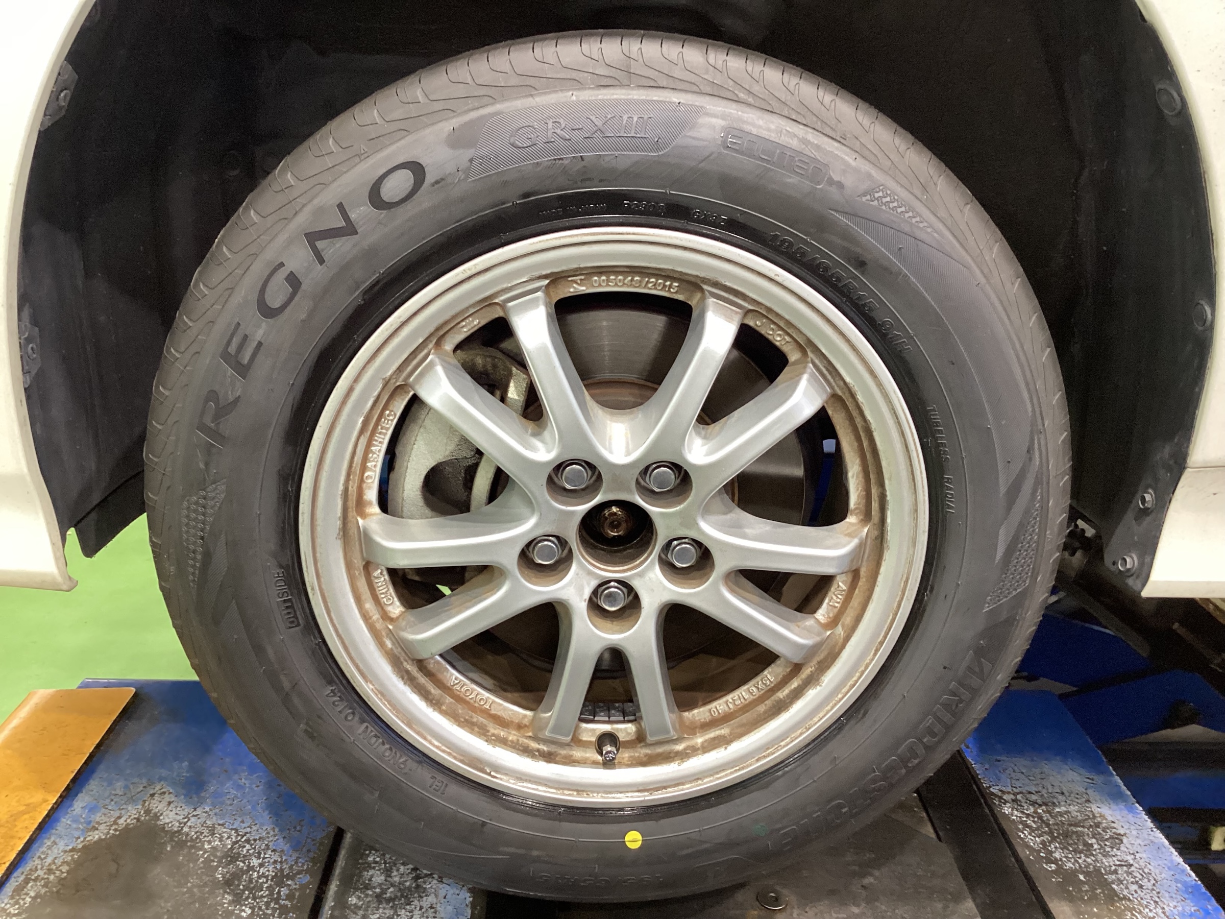 トヨタ プリウスPHV タイヤ交換！ レグノ GR-XⅢ | 店舗おススメ情報