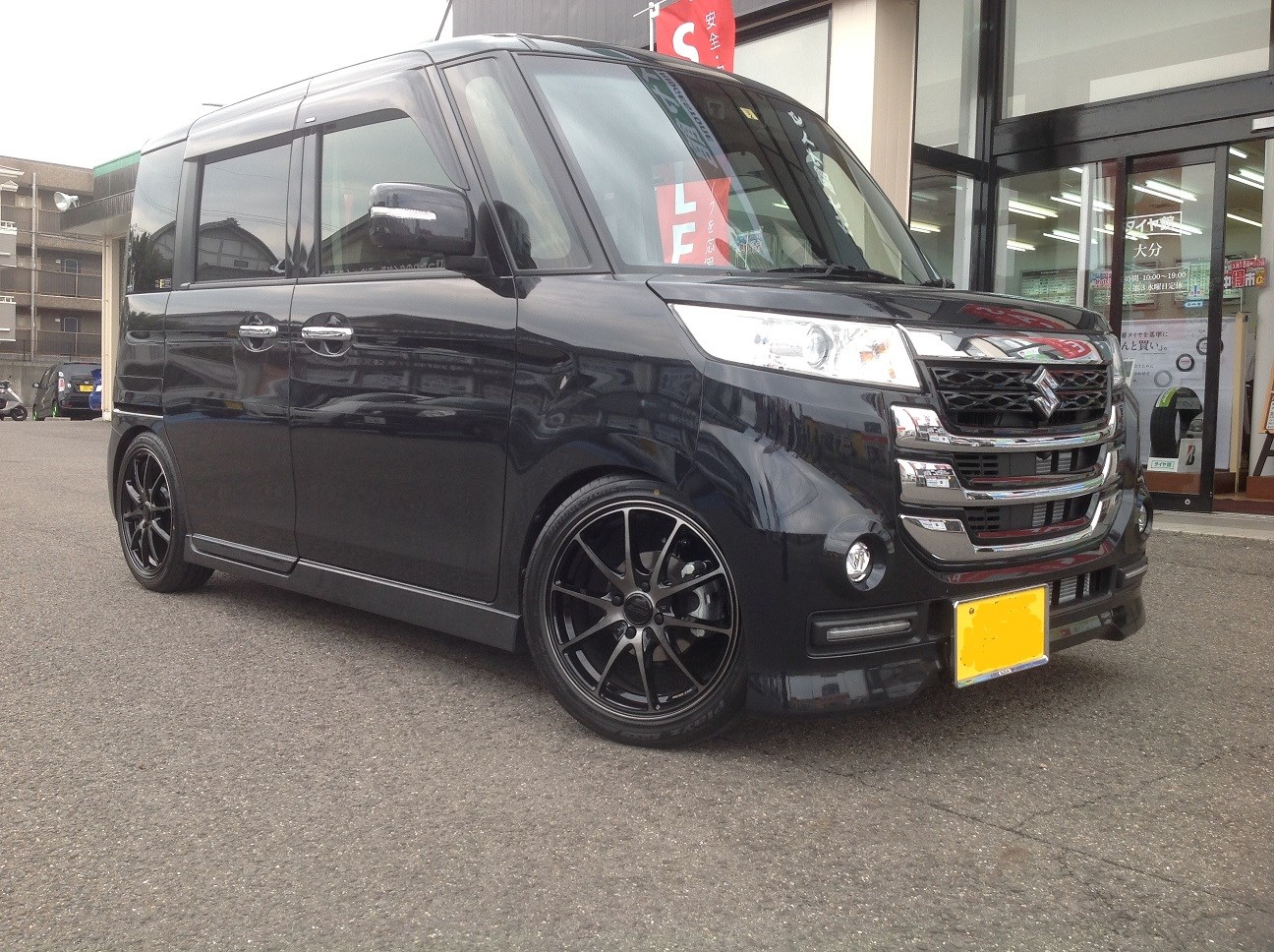 現行スペーシアカスタムに車高調 Raysのg25装着 スズキ スペーシアカスタム ホイール タイヤ ホイール関連 アルミホイールの仮あてサービス 装着時の雰囲気を確認できます サービス事例 タイヤ館 大分 タイヤからはじまる トータルカーメンテナンス