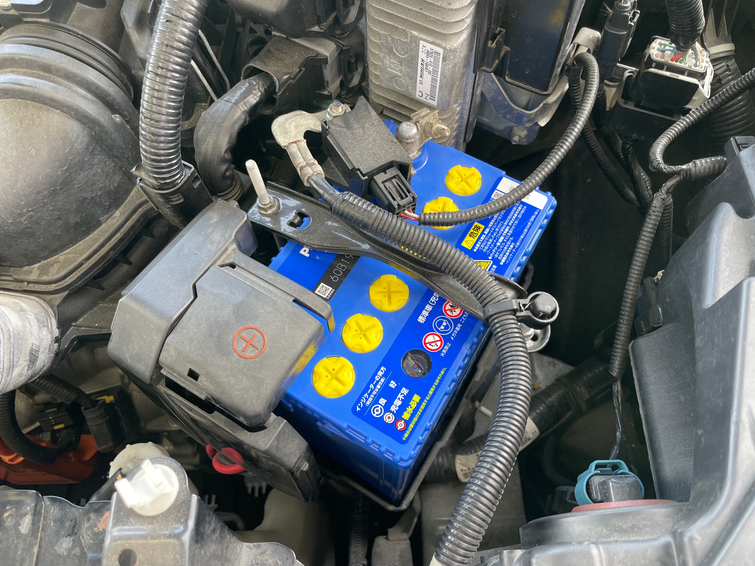 タイヤ館土山 ホンダ ヴェゼル RU3　バッテリー交換