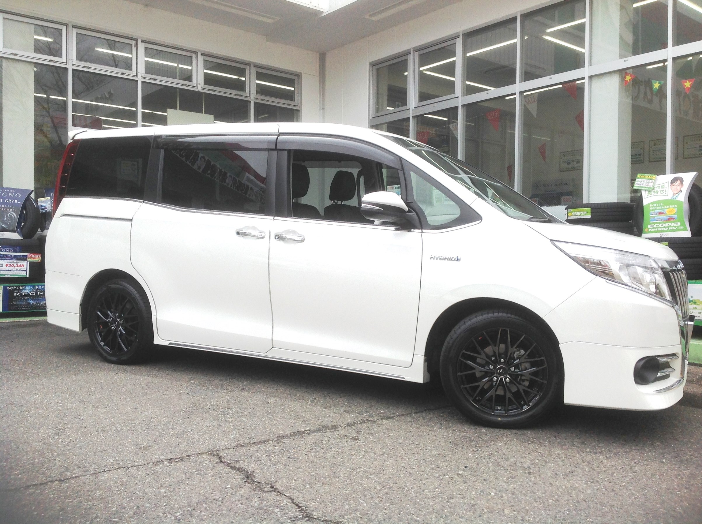 エスクァイア インチアップ トヨタ エスクァイア ホイール タイヤ ホイール関連 タイヤ ホイール交換 サービス事例 タイヤ館 尼崎 兵庫県のタイヤ カー用品ショップ タイヤからはじまる トータルカーメンテナンス タイヤ館グループ