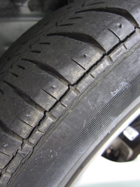 タイヤのヒビ割れ スタッフ日記 タイヤ館 瀬谷 神奈川県のタイヤ カー用品ショップ タイヤからはじまる トータルカーメンテナンス タイヤ 館グループ