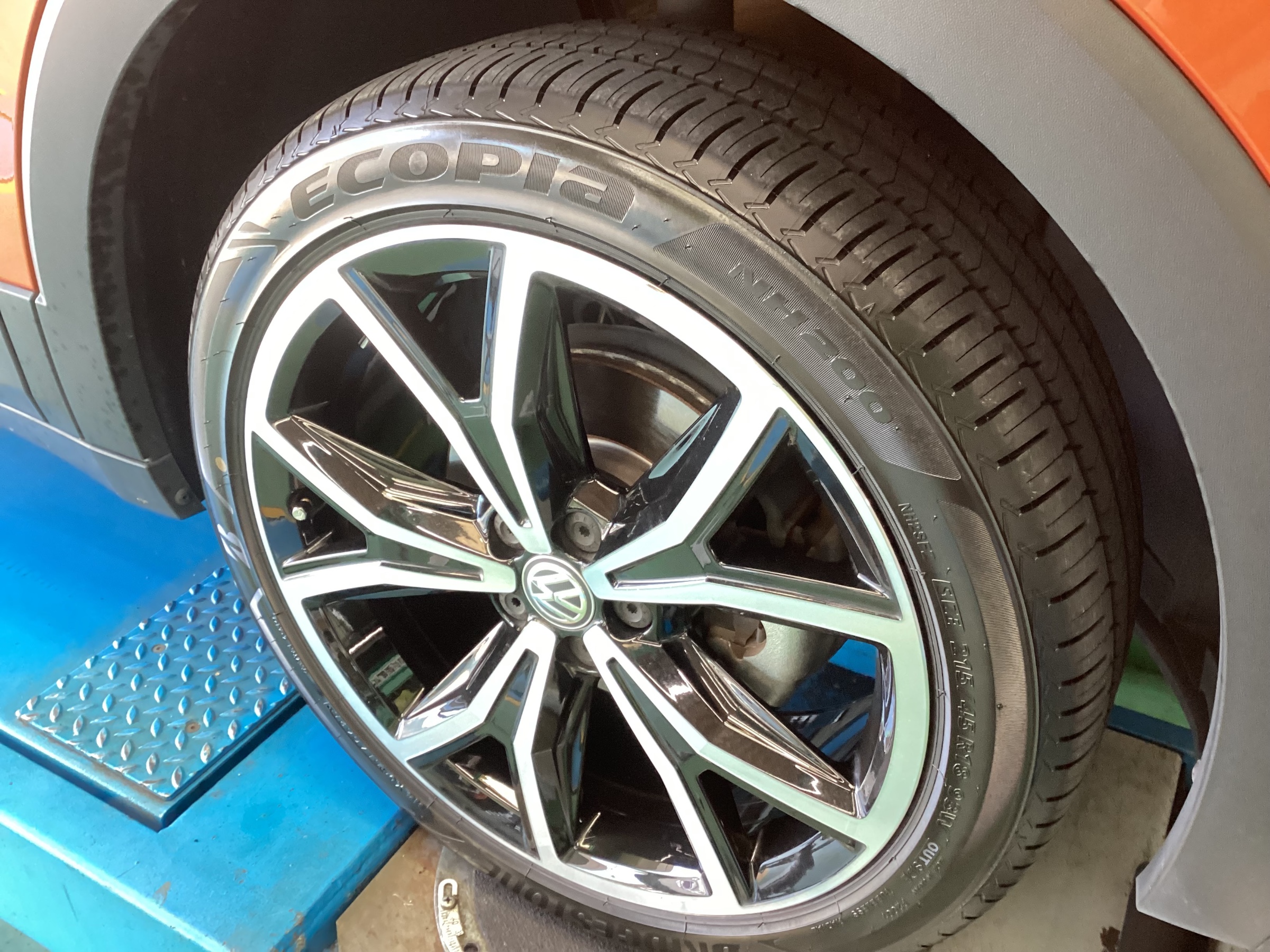 フォルクスワーゲン・T-Crossの新品タイヤ交換とアライメント