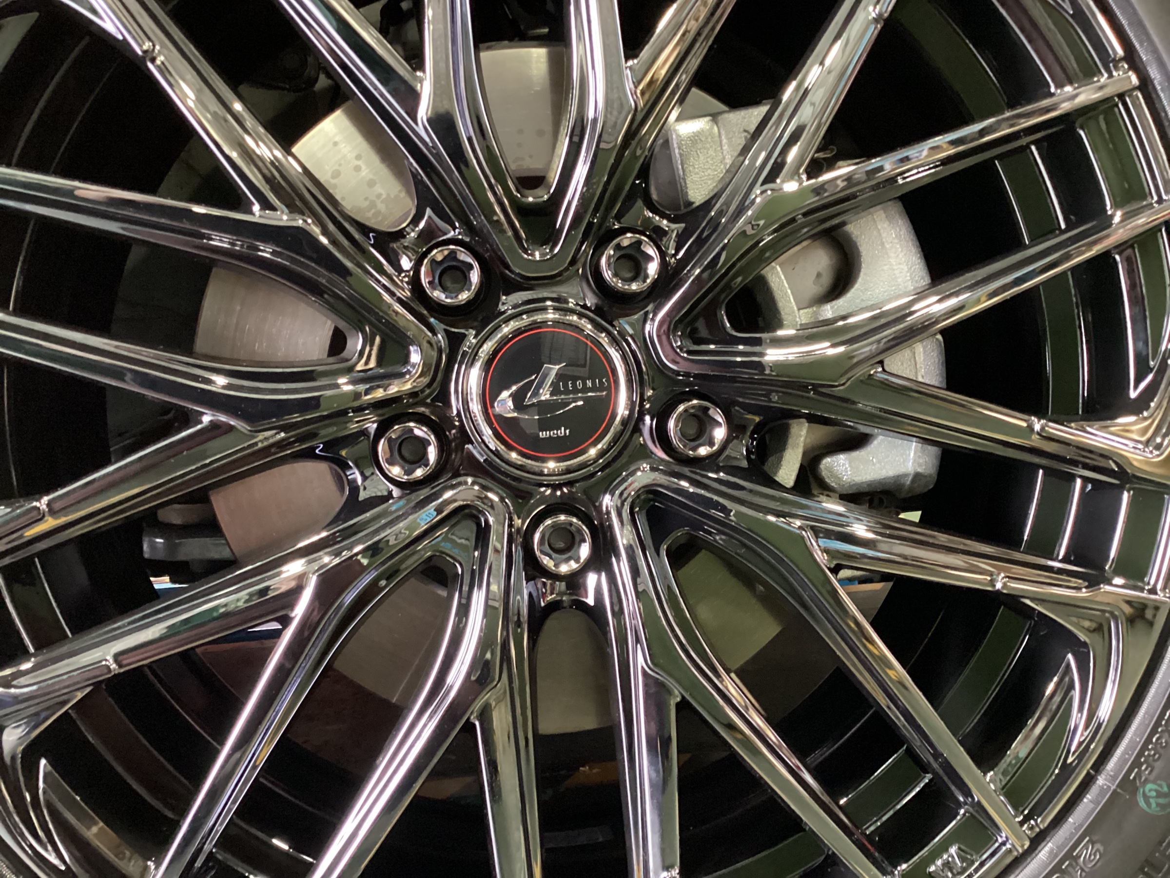 作業事例】「ニッサン・セレナ」タイヤアルミホイールセット装着作業