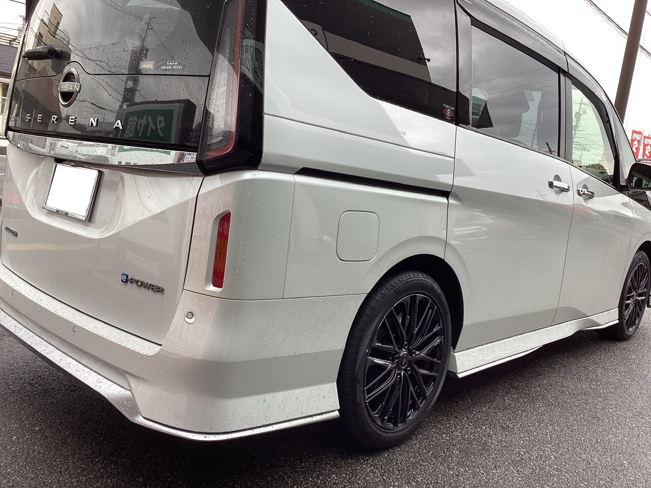 作業事例】「ニッサン・セレナ」タイヤアルミホイールセット装着作業