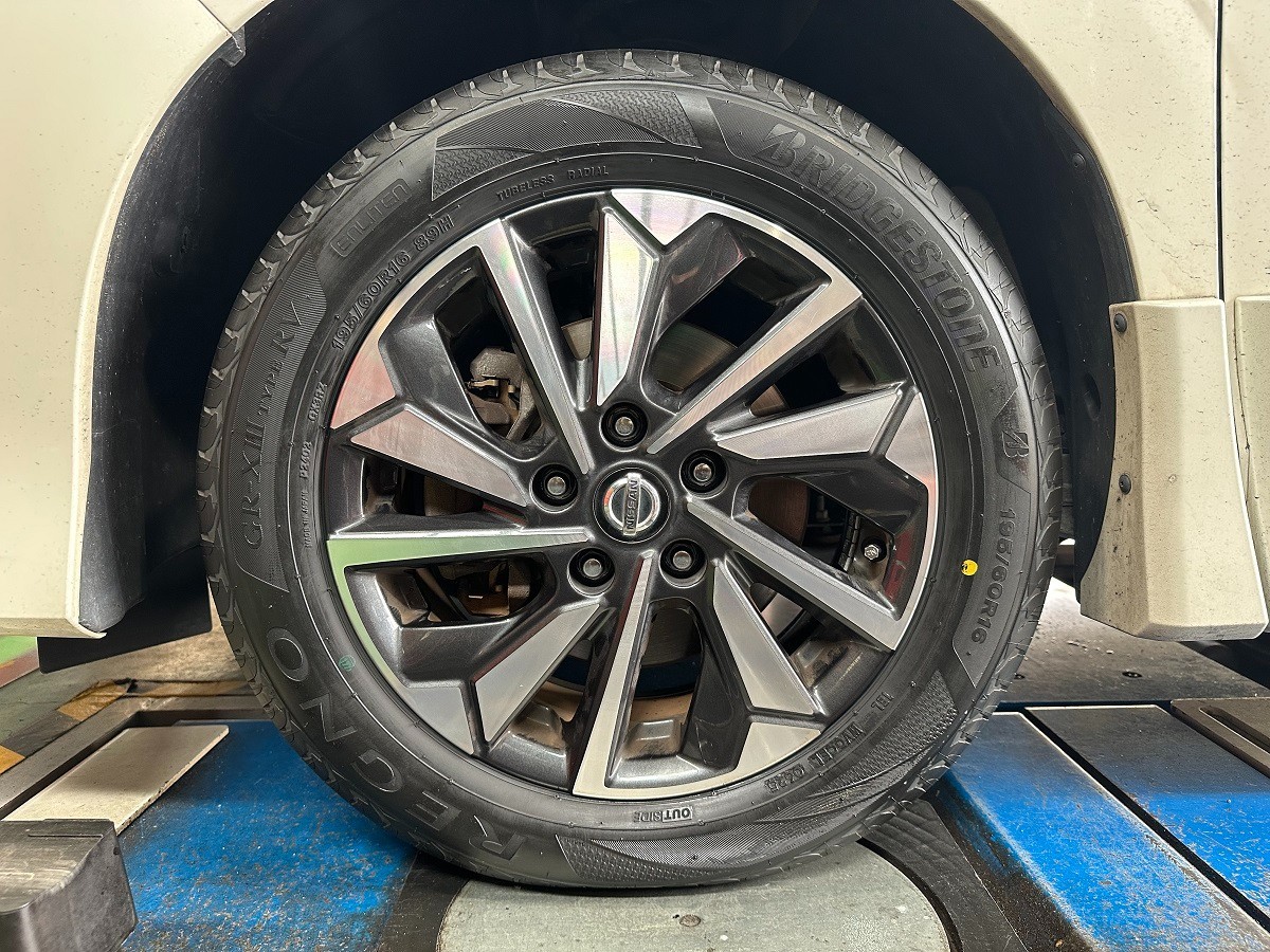 実働　レッツ５　ガンメタブラック系　シートと前タイヤ新品　福岡市南区 日産 セレナ】タイヤ交換作業 REGNO GR-XⅢ TYPE RV 195/60R16 | 店舗
