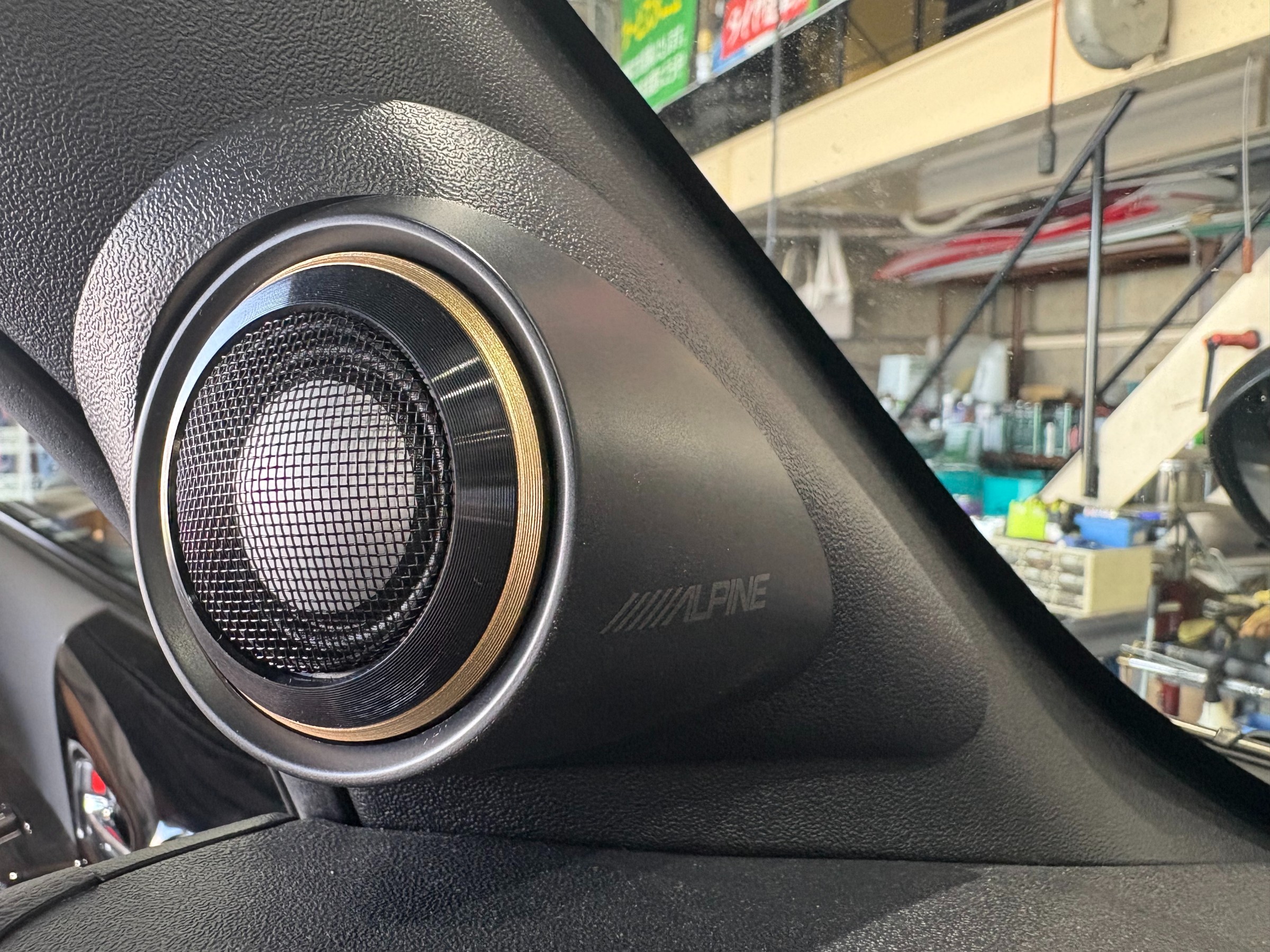 お仕事の時だって、いい音で音楽を楽しみたい！トヨタのハイエースに