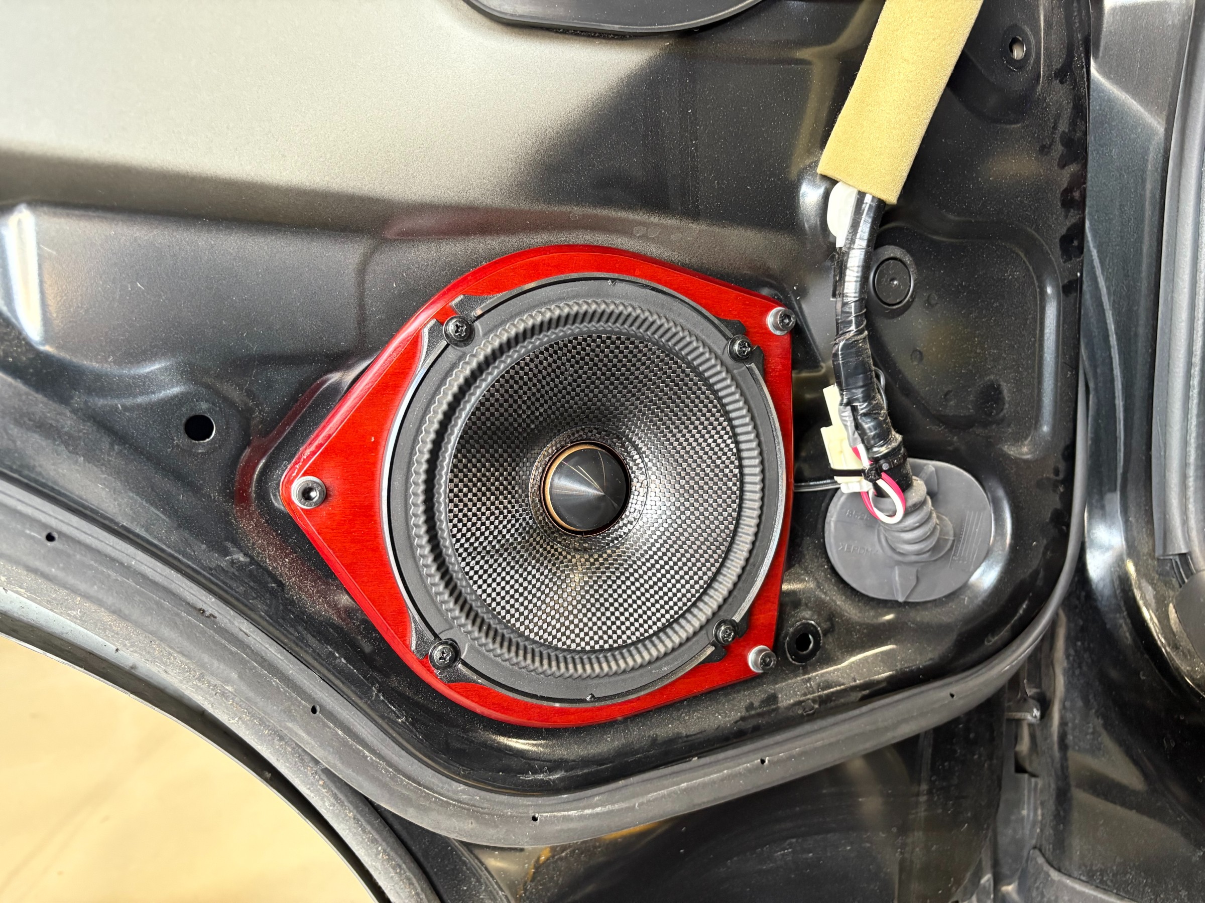 お仕事の時だって、いい音で音楽を楽しみたい！トヨタのハイエースに