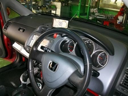 フィットにポータブルナビ取り付け スタッフ日記 タイヤ館 稲城 東京都のタイヤ カー用品ショップ タイヤからはじまる トータルカーメンテナンス タイヤ館グループ