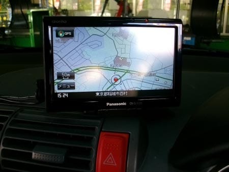 フィットにポータブルナビ取り付け スタッフ日記 タイヤ館 稲城 東京都のタイヤ カー用品ショップ タイヤからはじまる トータルカーメンテナンス タイヤ館グループ