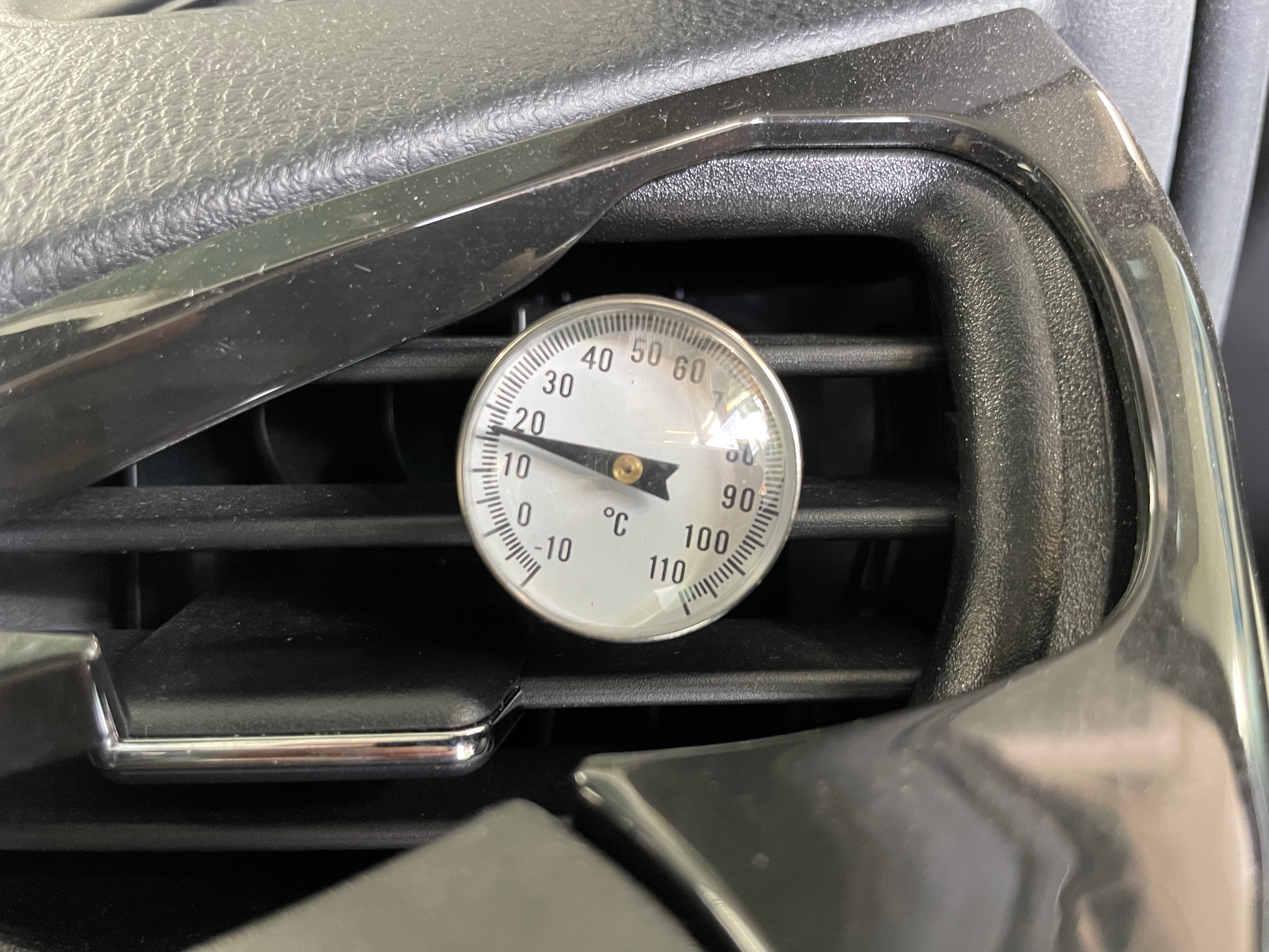 タイヤ館土山 トヨタ ヴォクシー ZRR80W　エアコン添加剤