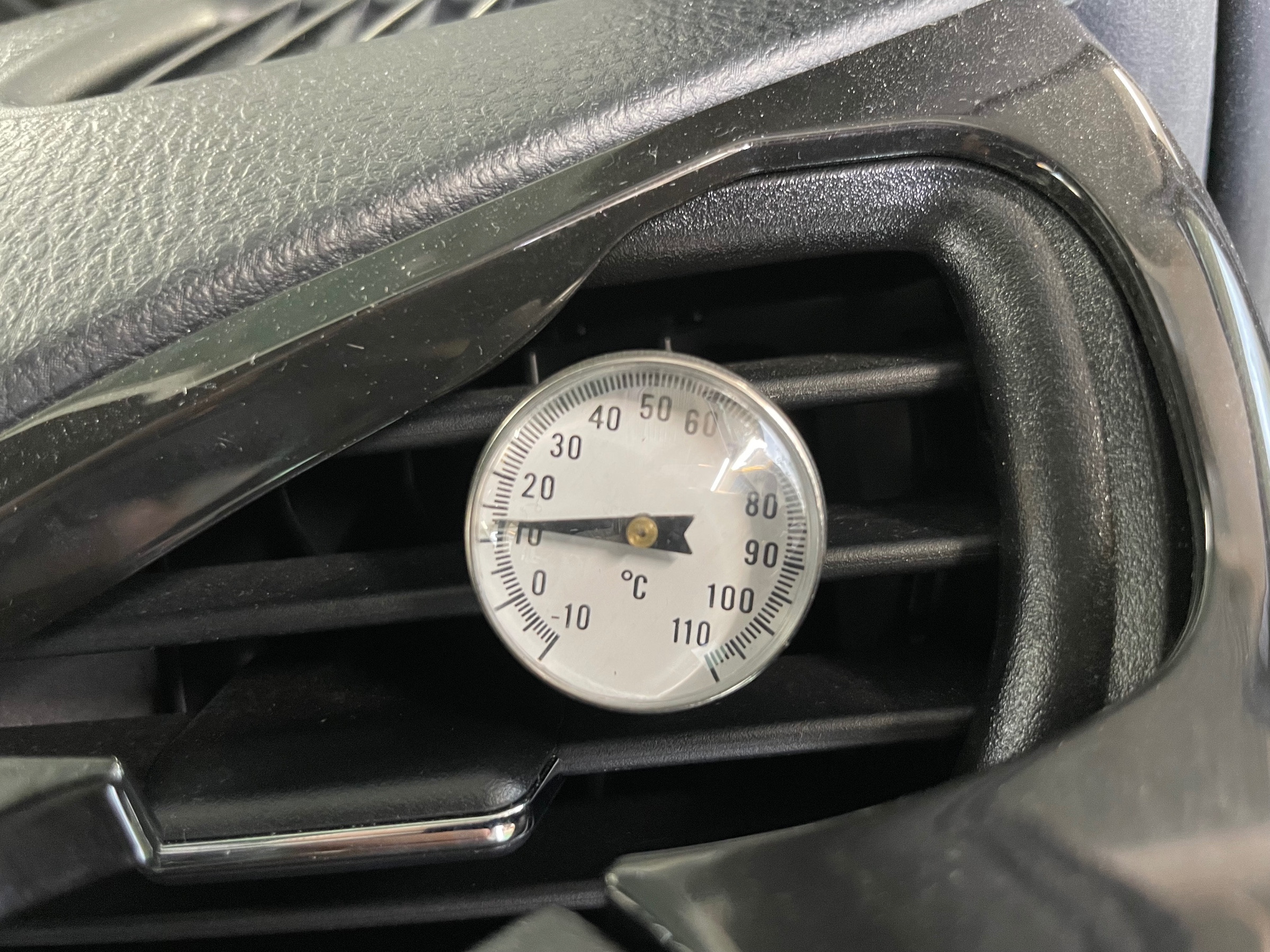 タイヤ館土山 トヨタ ヴォクシー ZRR80W　エアコン添加剤