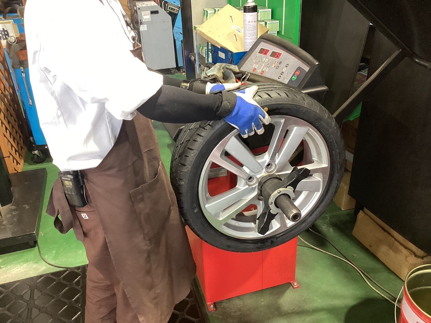 タイヤ交換作業様子