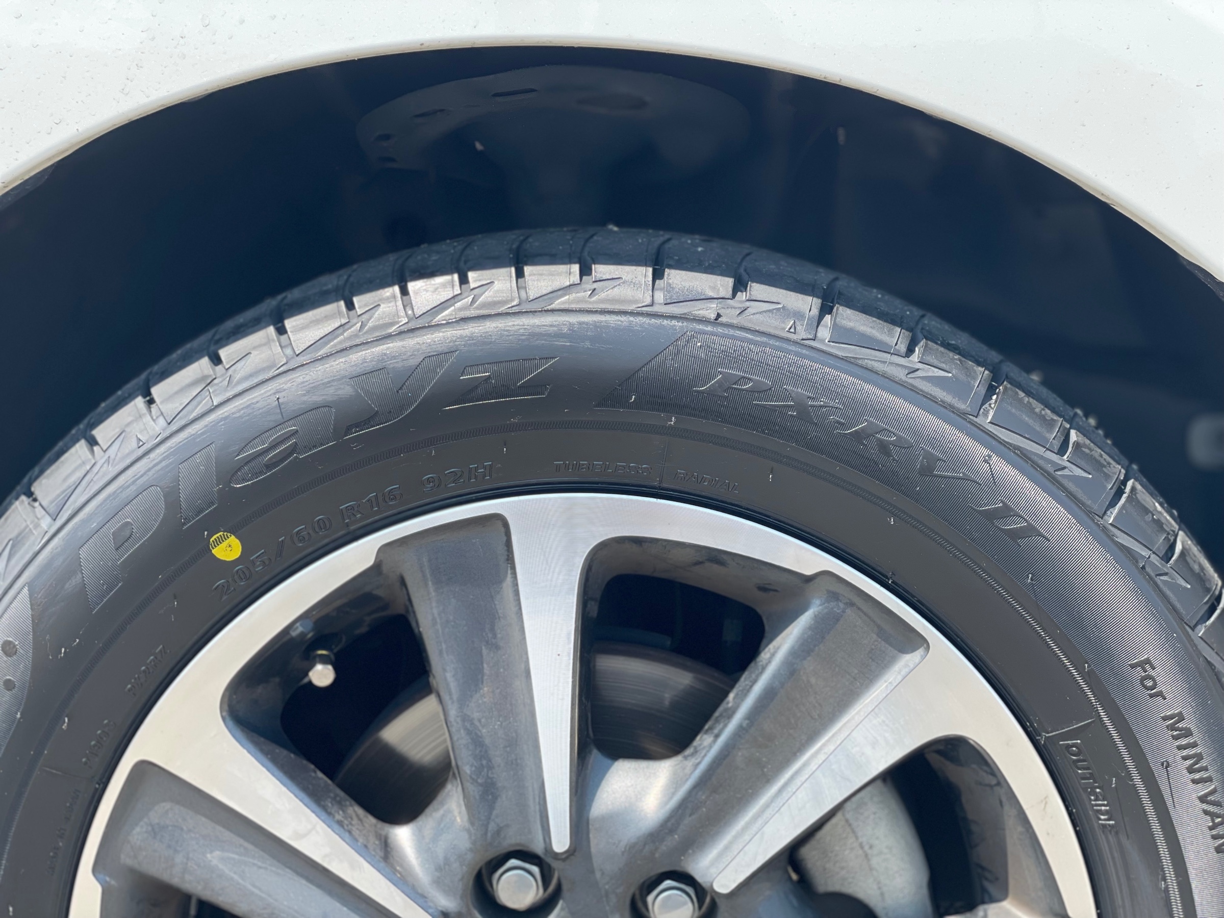 タイヤ館土山 トヨタ ヴォクシー ZRR80W　タイヤ交換　ブリヂストン タイヤWAX