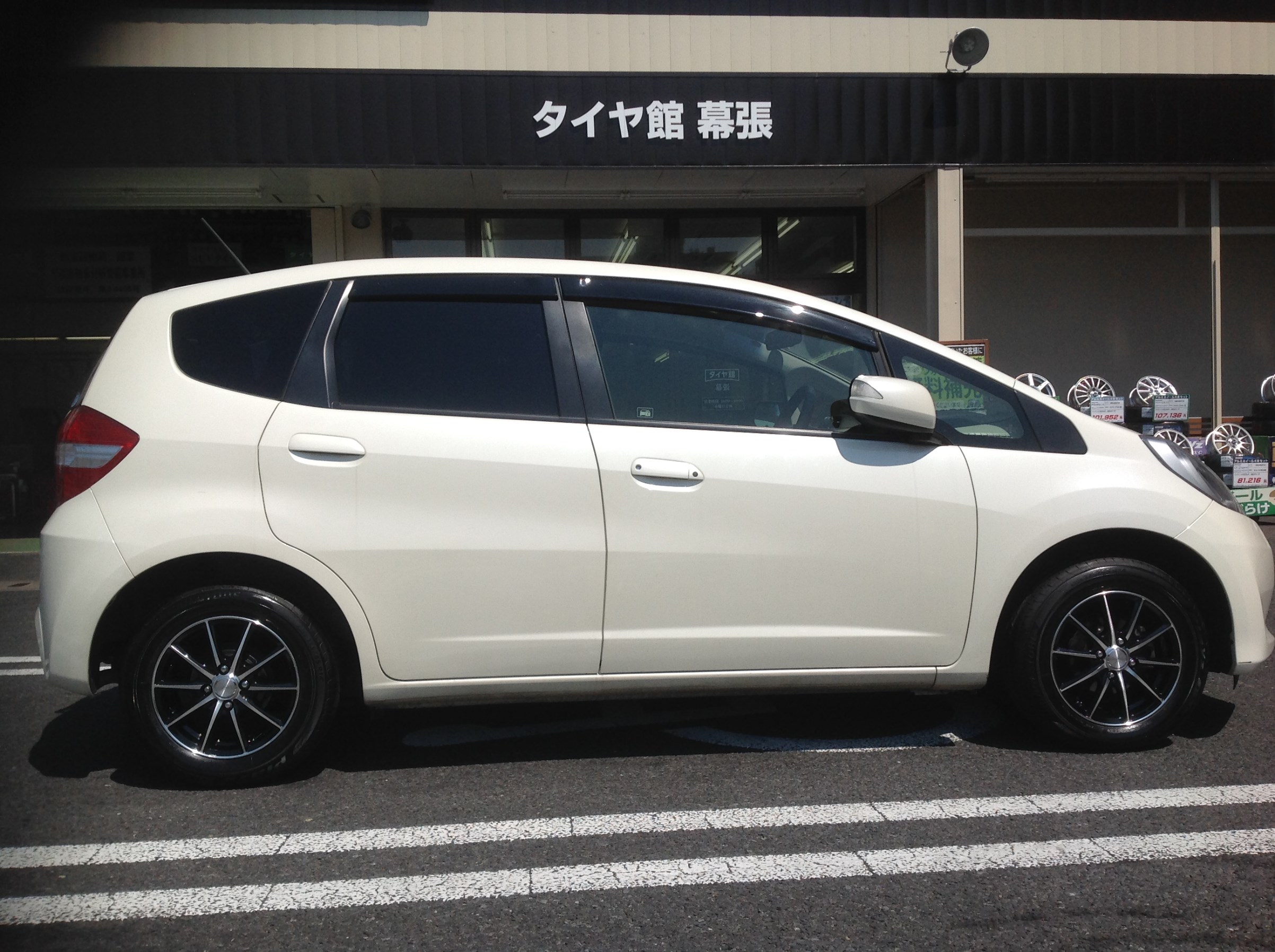 フィットにタイヤ ホイールセット装着 ホンダ フィット ホイール タイヤ ホイール関連 タイヤ ホイール交換 サービス事例 タイヤ館 幕張 千葉県のタイヤ カー用品ショップ タイヤからはじまる トータルカーメンテナンス タイヤ館グループ
