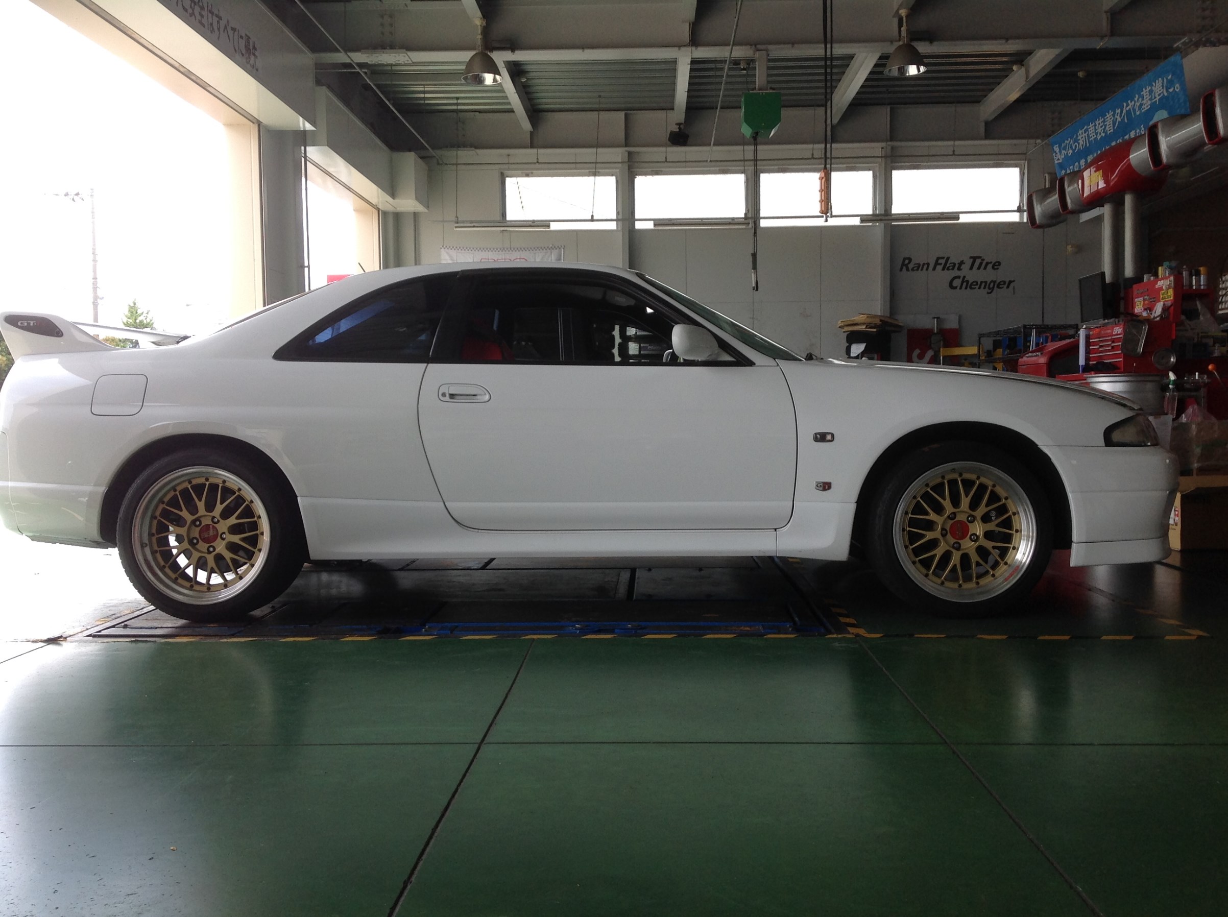 スカイラインGT-R R33 足回り交換 | 日産 スカイラインGT-R | 作業紹介 | タイヤ館 金沢西 |  石川県・福井県のタイヤ、カー用品ショップ タイヤからはじまる、トータルカーメンテナンス タイヤ館グループ
