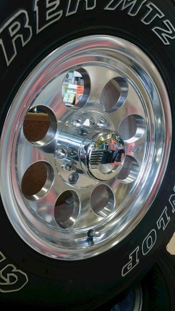 ミッキートンプソン ミッキートンプソン16in 8J 114.3 5穴 4本セットタイヤほぼ
