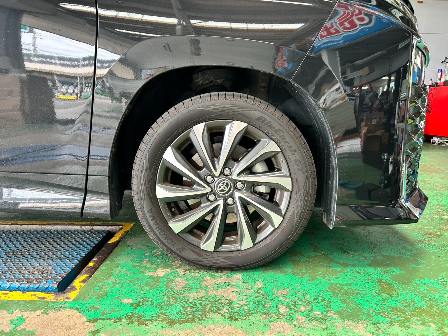 車高を落とすとフラツキも減って走りやすいよ♪ ／ トヨタ VOXY