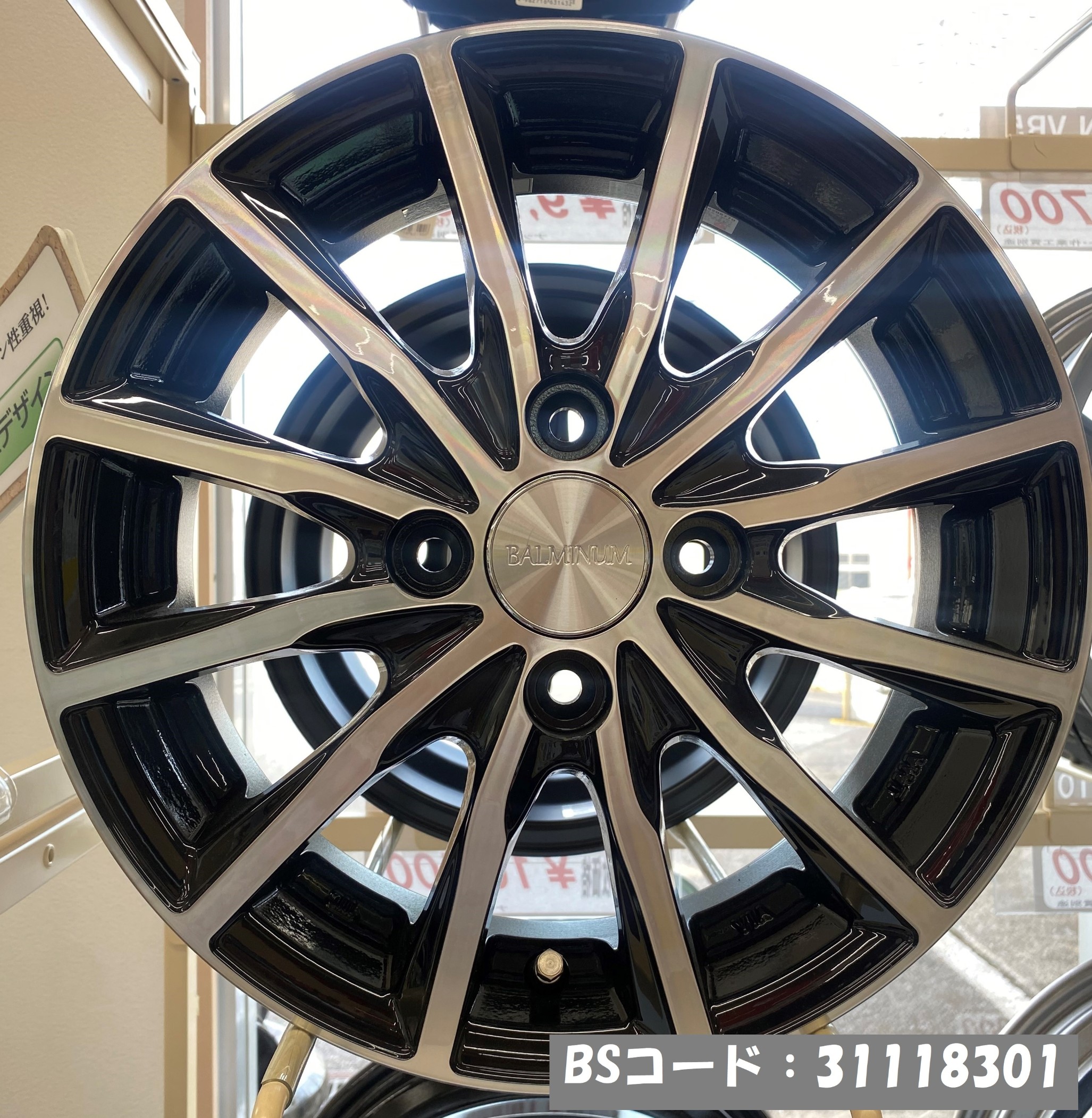 ほぼ新品•千葉船橋市引き取り限定）ハイエースタイヤ＆ホイール