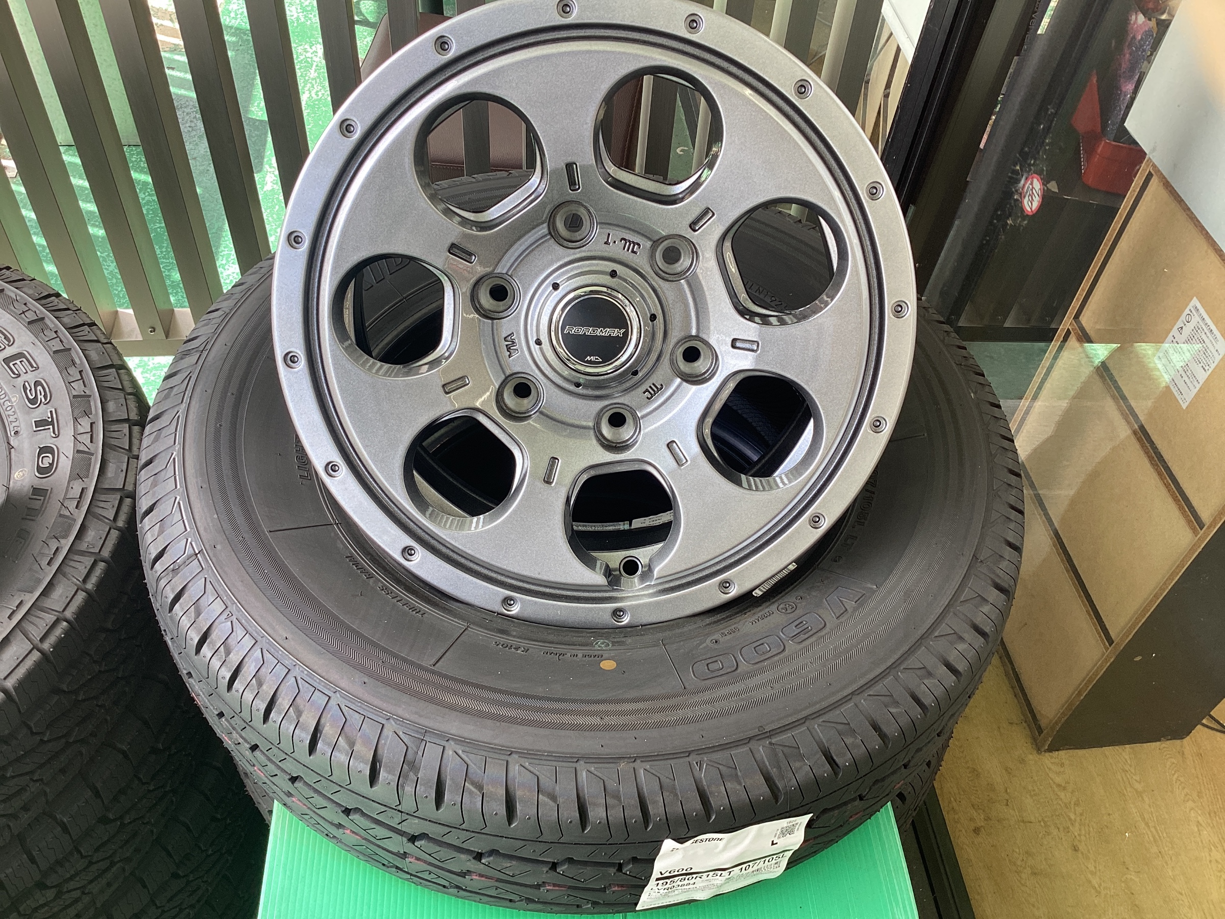 ハイエースにおすすめのタイヤホイールセット☆ | 店舗おススメ情報