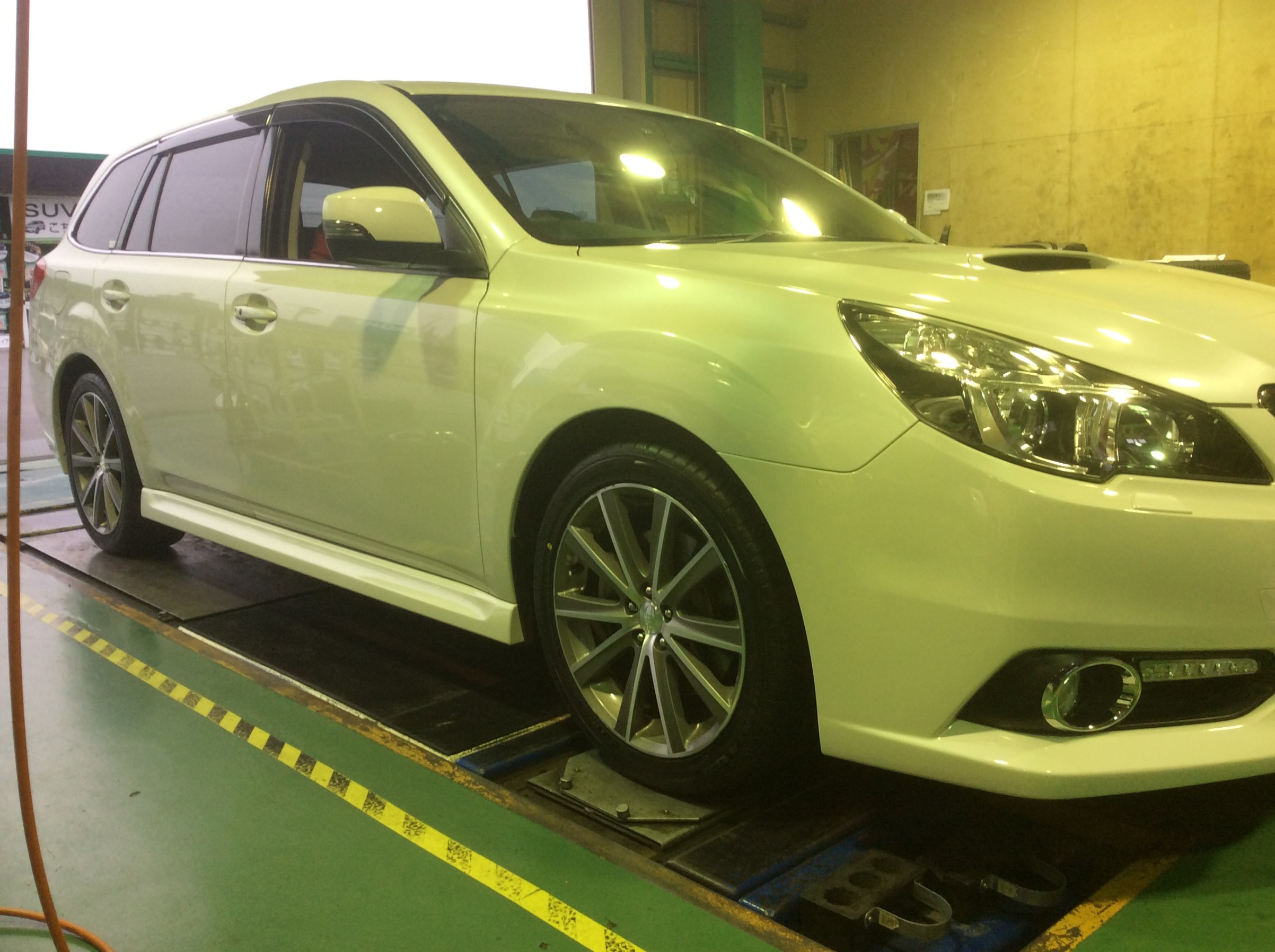 スバル レガシィワゴン Brg ポテンザs001取付とアライメント スバル レガシィツーリングワゴン タイヤ タイヤ ホイール関連 4輪トータルアライメント調整 サービス事例 タイヤ館 前後 愛知県 三重県のタイヤ カー用品ショップ タイヤからはじまる