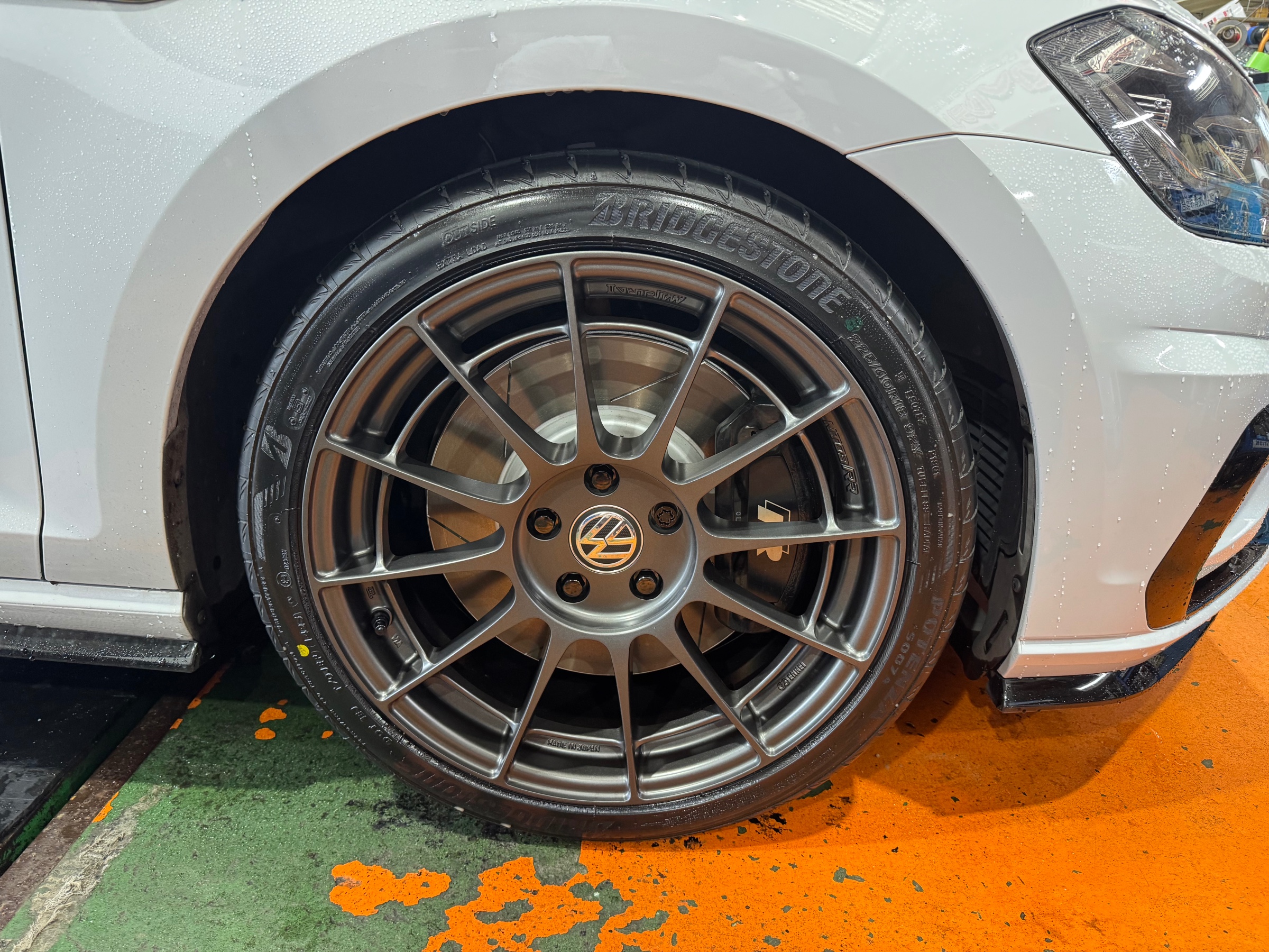 状態良好 フォルクスワーゲン ゴルフR 純正ホイール225/40/18 1本 状態良好 フォルクスワーゲン ゴルフR 純正ホイール225/40/18 1本