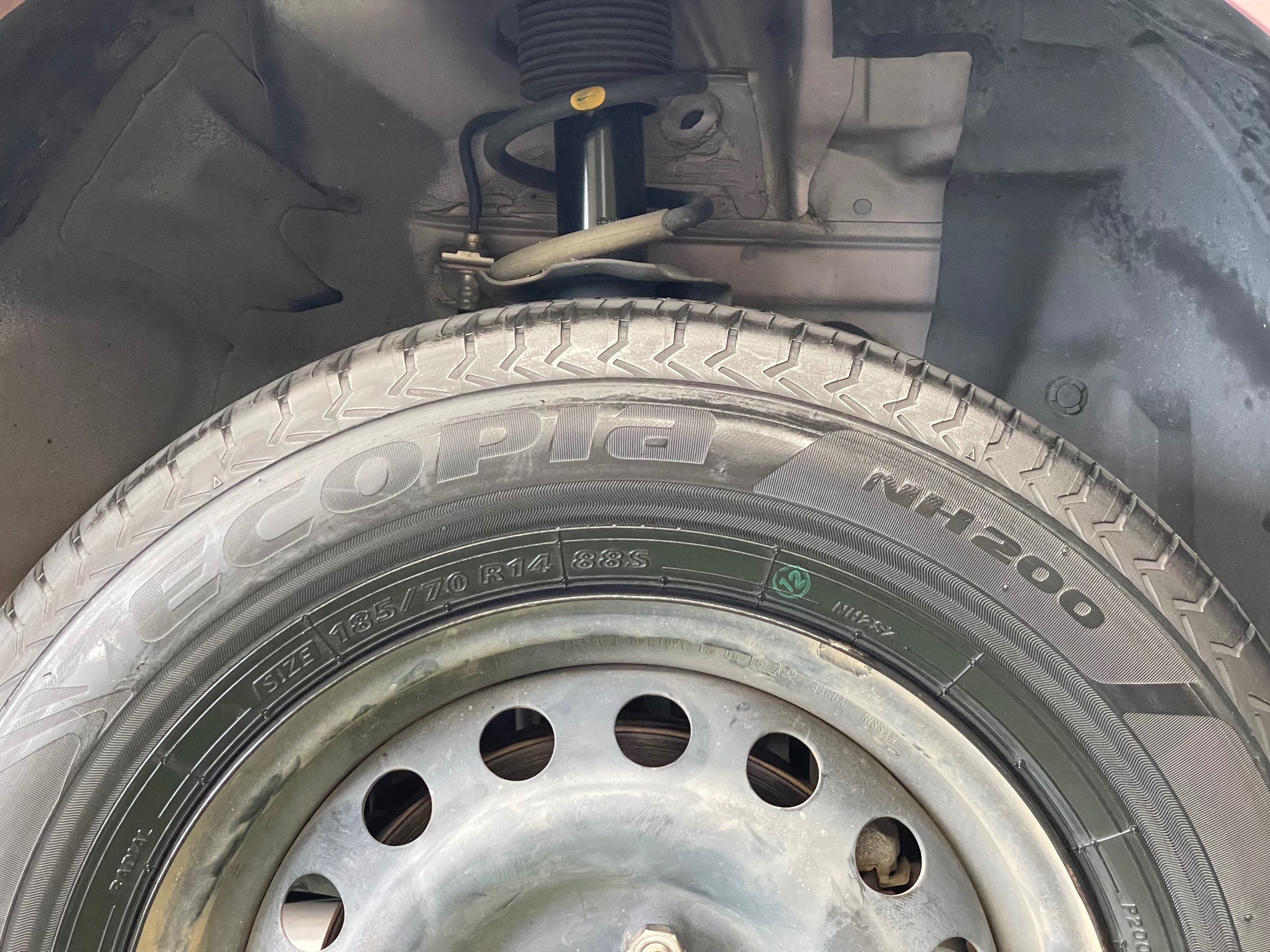 タイヤ館土山 日産 ノート E12　タイヤ交換