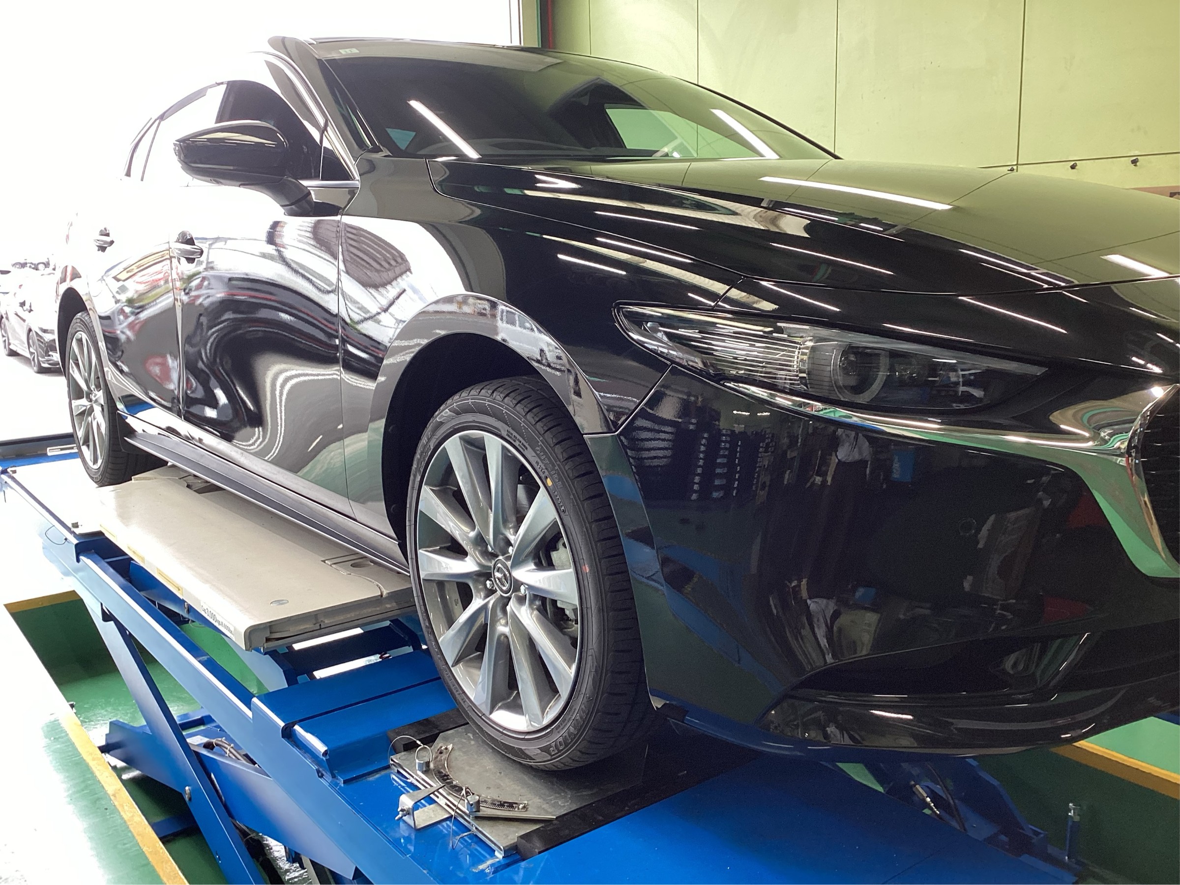 HOMURA 2×10BD】黒×黒で魅せるMAZDA3！RAYSのホイールならNo.1ショップ