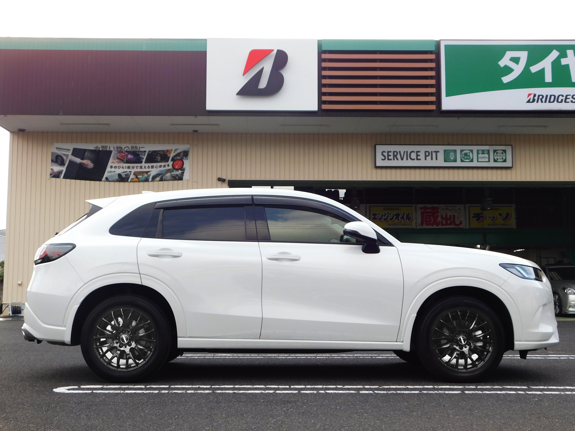 しろん　ウラシク　ポーズ指定 HONDA ZR-V】クルマのおしゃれは足元から！ RAYS SEASON SELECTION