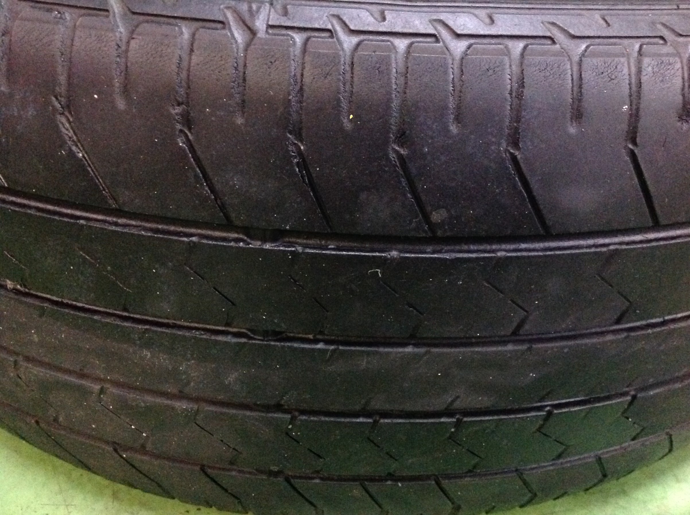 Toyota エスティマ タイヤ交換です トヨタ エスティマ タイヤ サービス事例 タイヤ館 西船橋 千葉県のタイヤ カー用品ショップ タイヤからはじまる トータルカーメンテナンス タイヤ館グループ