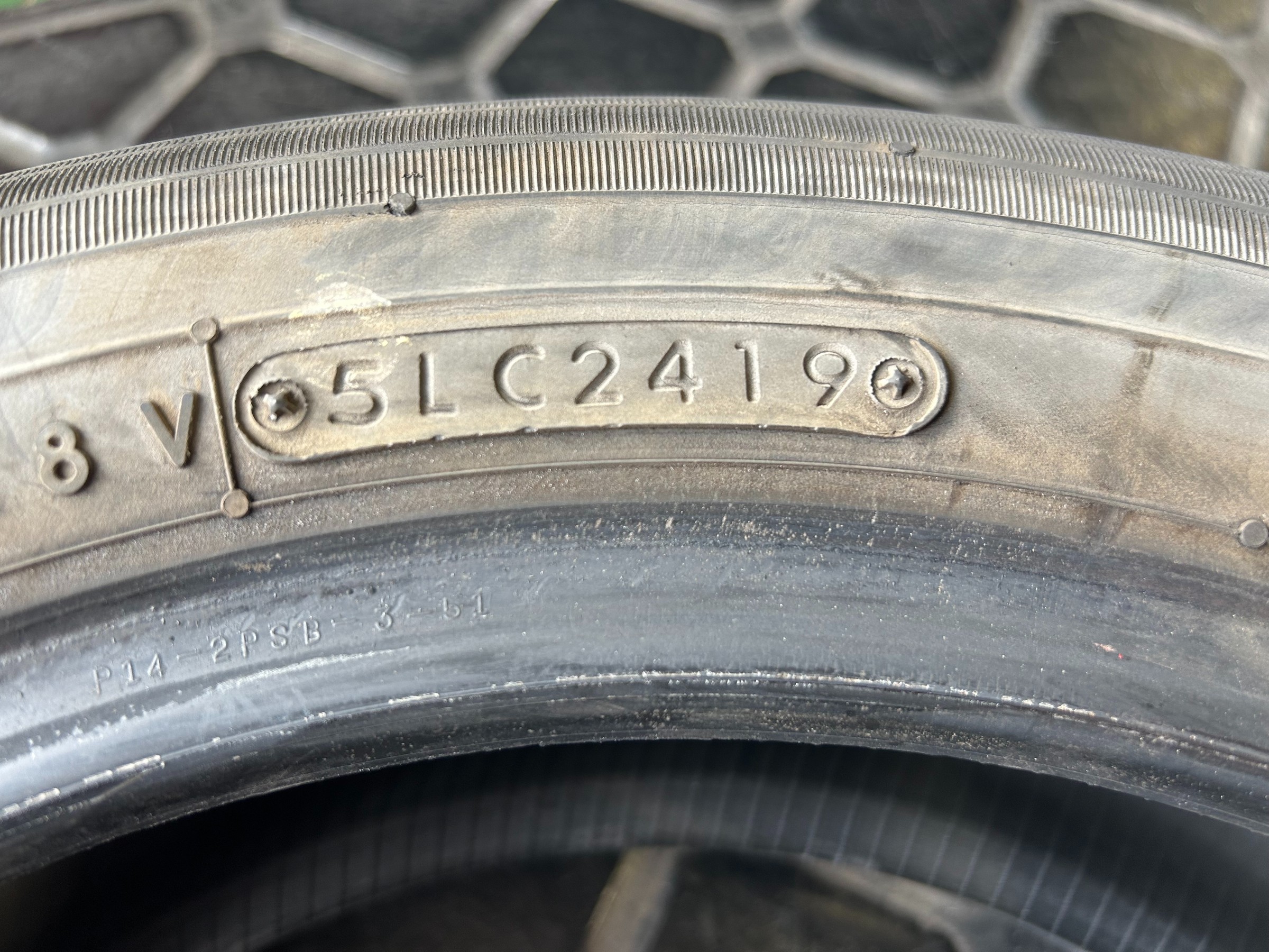 タイヤ　セリアル