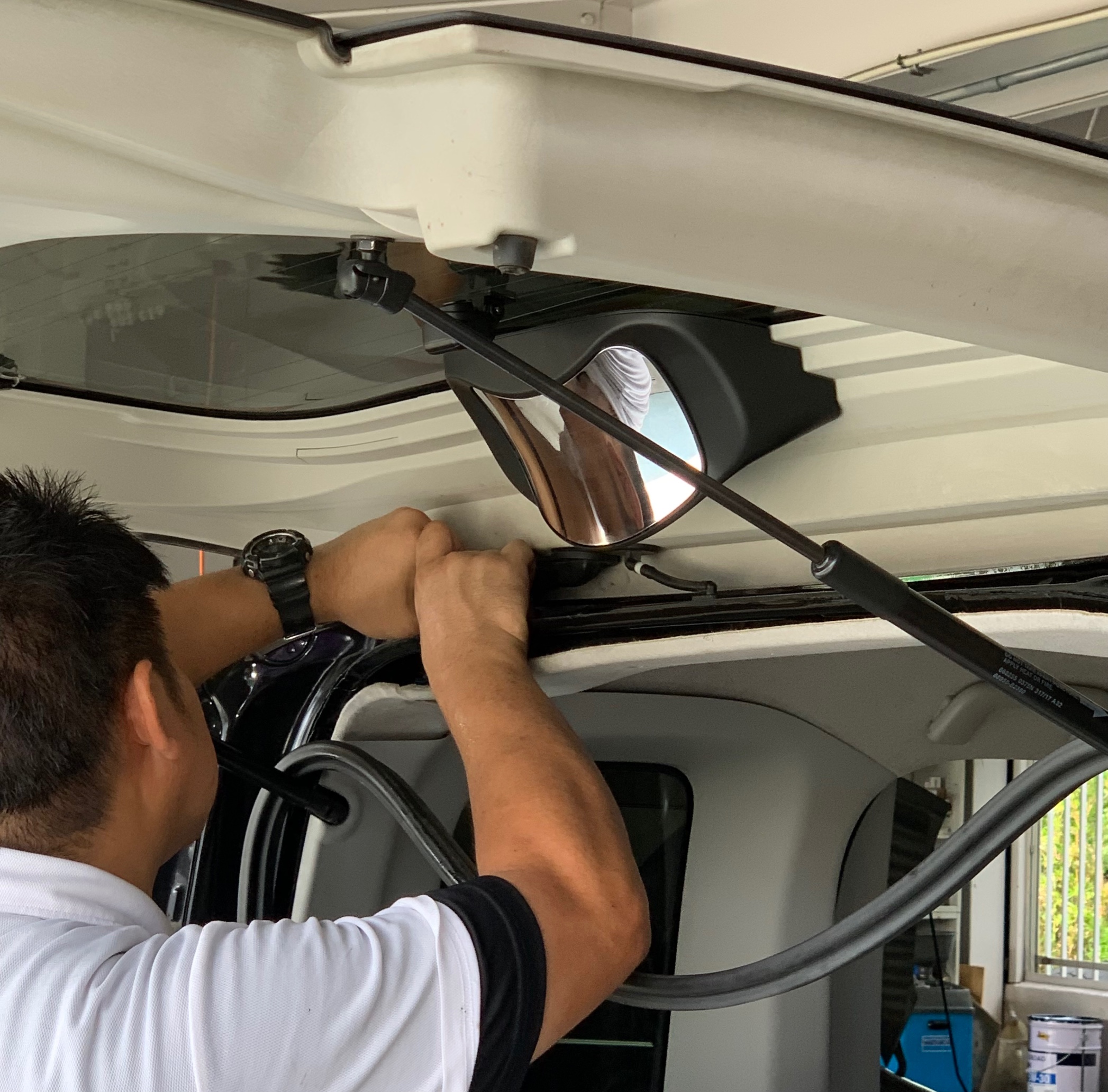 リアカメラの配線作業