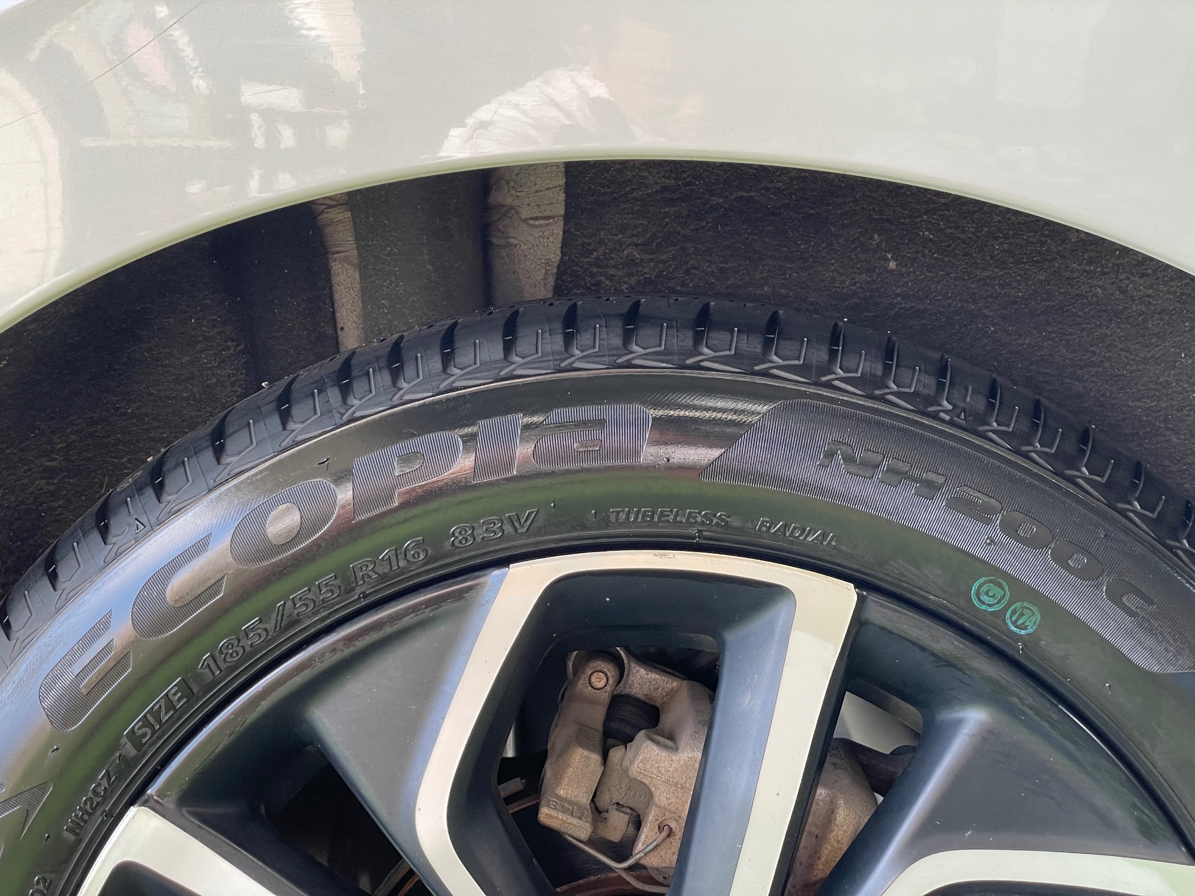 タイヤ館土山 ホンダ フィット GR3　タイヤ交換