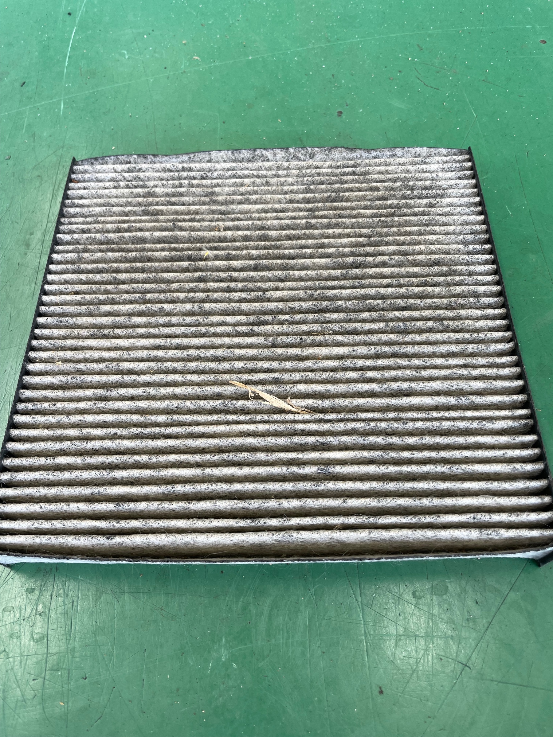 タイヤ館土山 ホンダ ヴェゼル RU3　エアコンフィルター交換