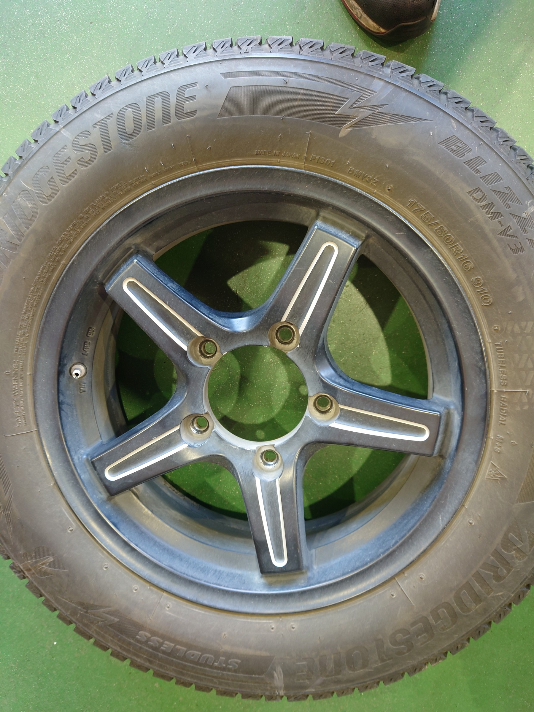 スズキ ジムニー スタッドレスタイヤ交換 175/80R16 DM-V3(^^) | 店舗