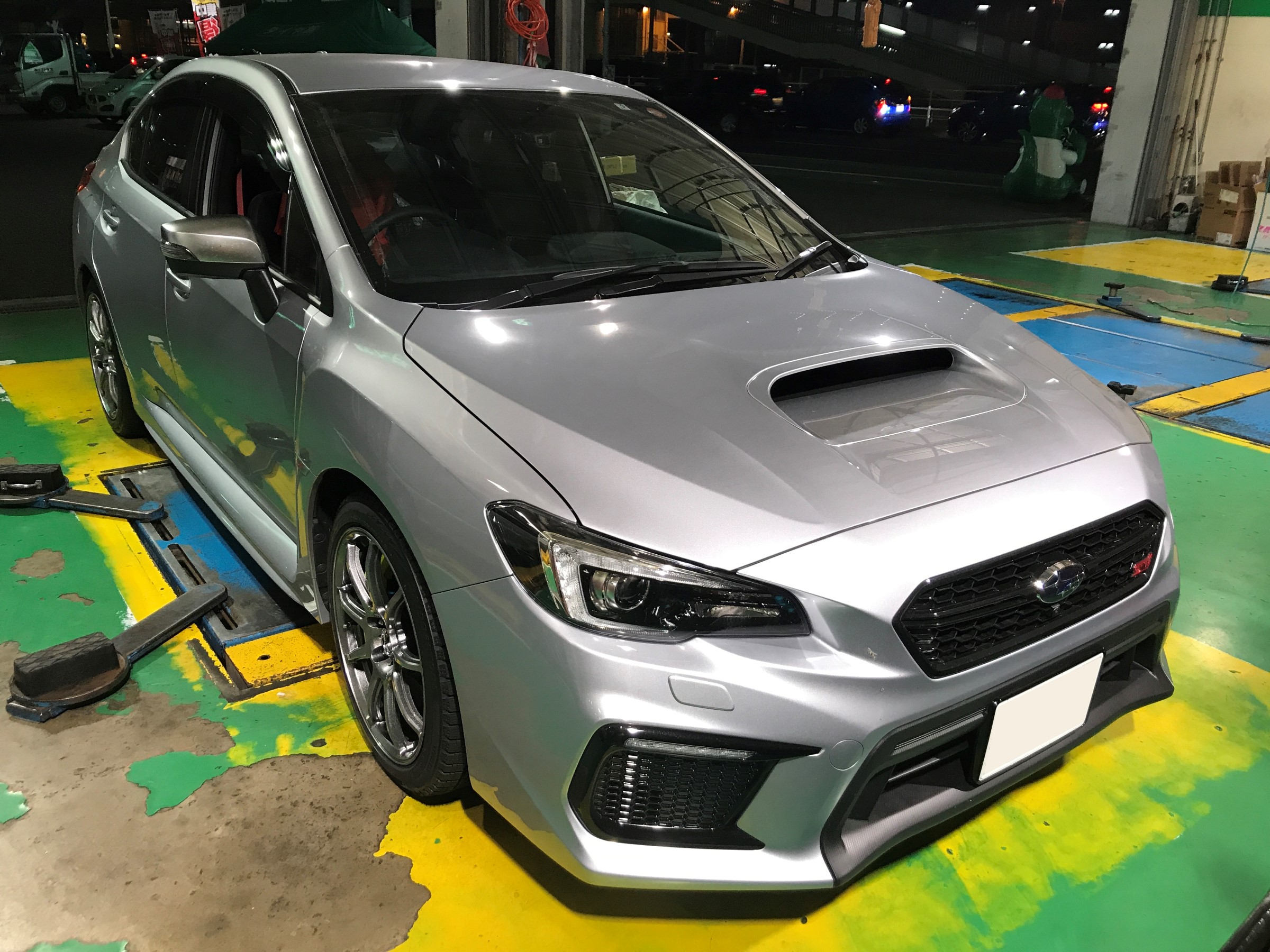 ＷＲＸ ＳＴＩ ６ＰＯＤのキャリパーに スタッドレスタイヤ＆ホイール