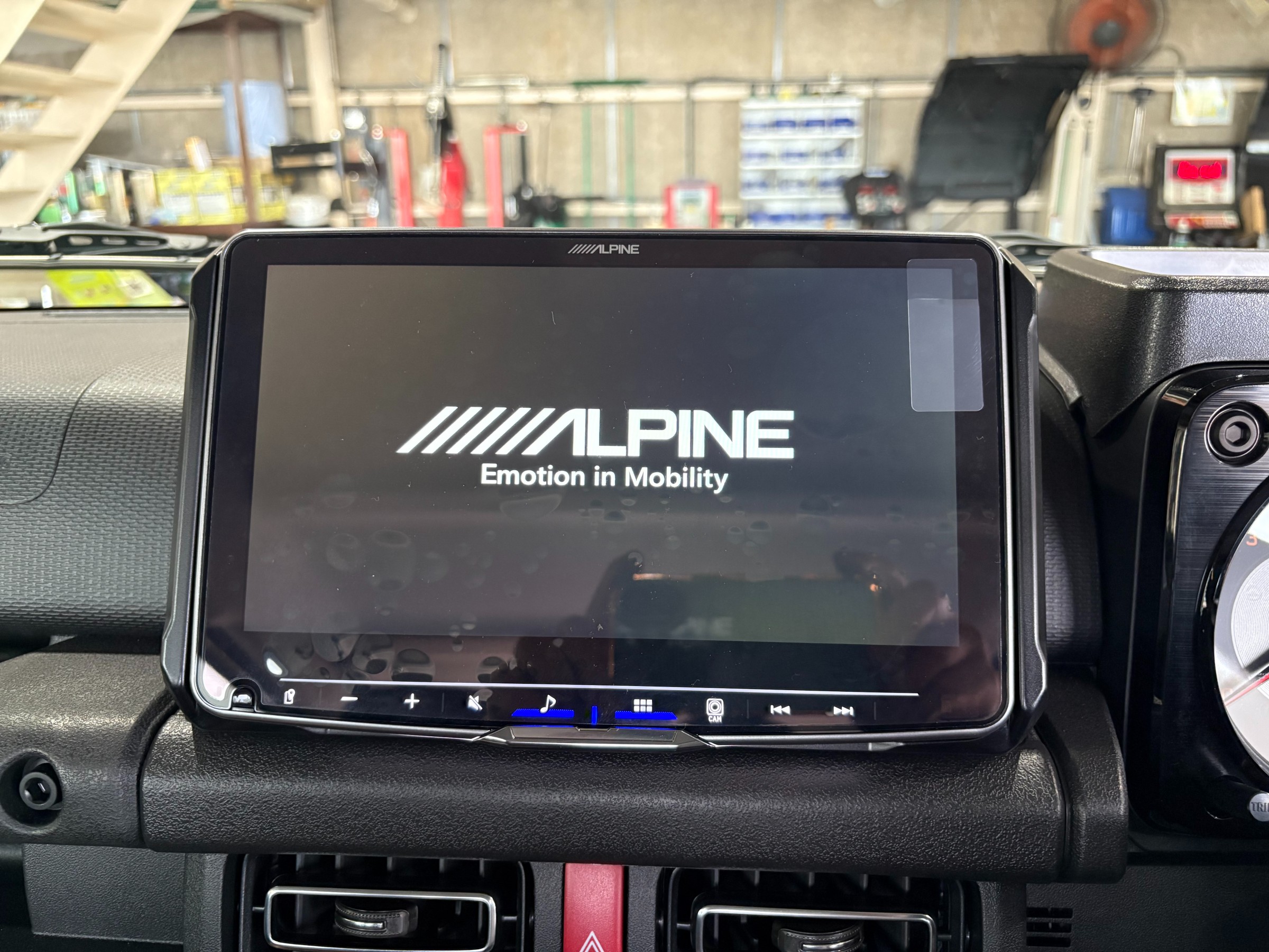 小さなボディーに大画面の感動を♪】9型の大画面のディスプレイ