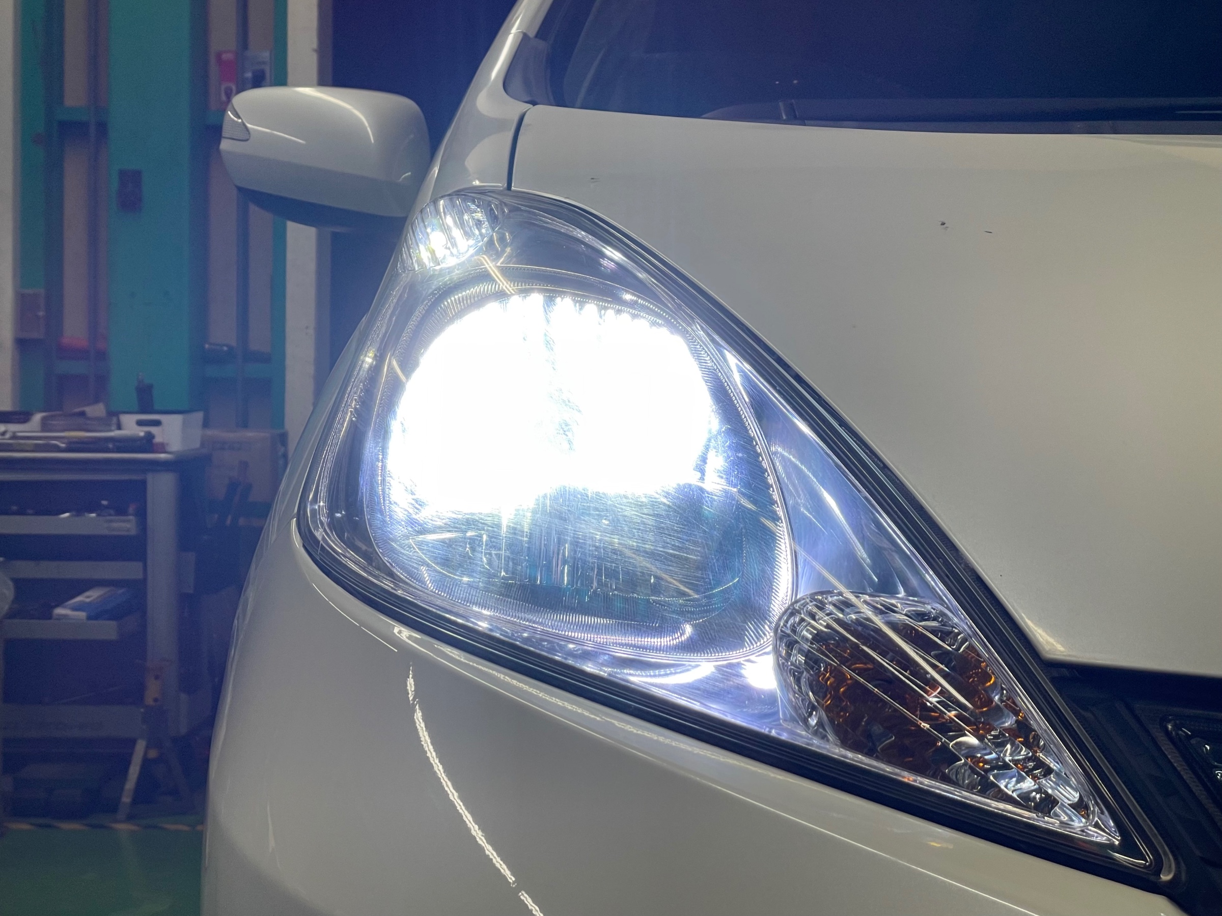 タイヤ館土山　ホンダ フィットシャトル GP2　ヘッドライトバルブ・ポジションバルブ LED取付