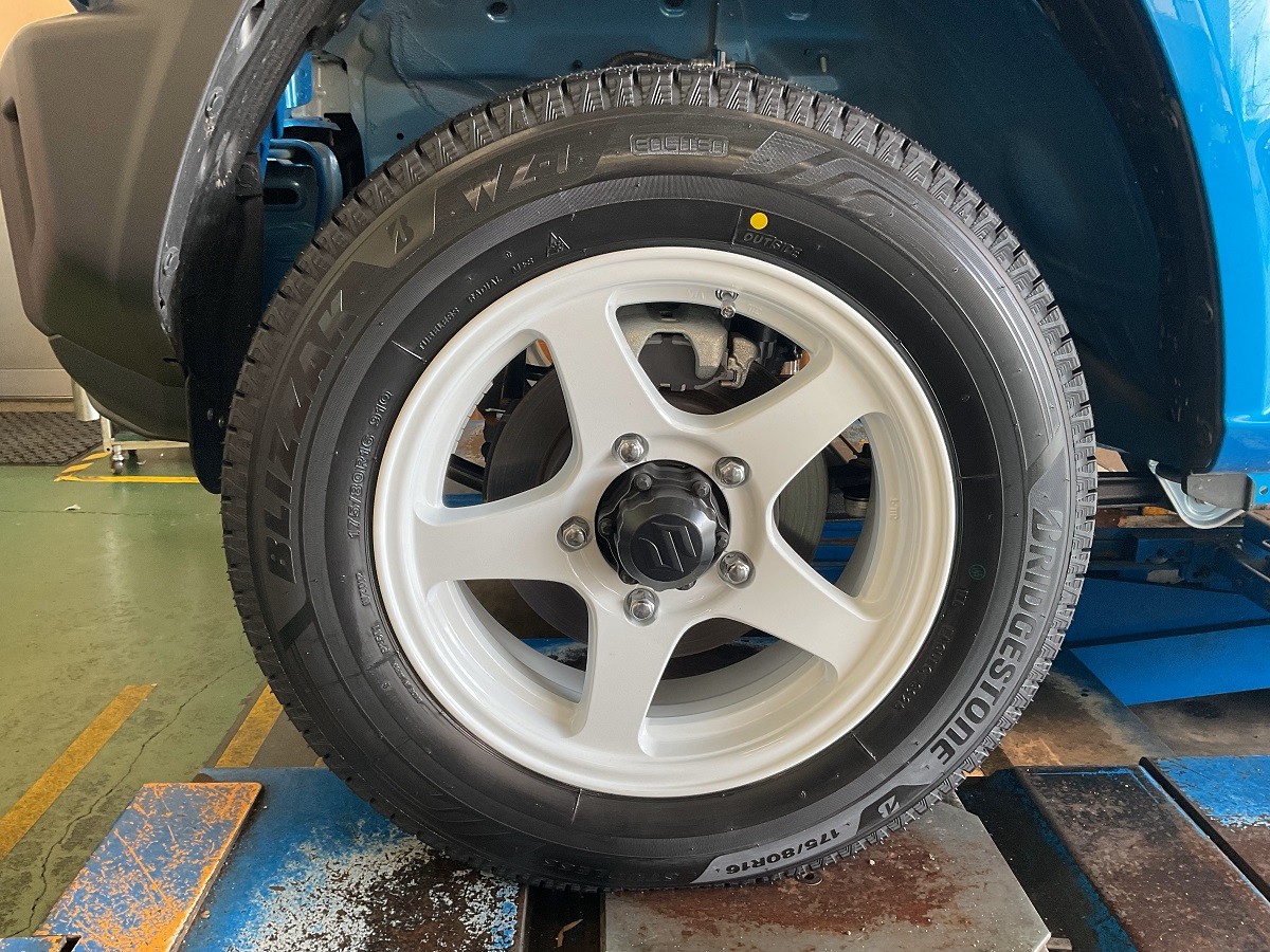 スズキ ジムニー（JB64型）】スタッドレスタイヤ取り付け作業（BLIZZAK