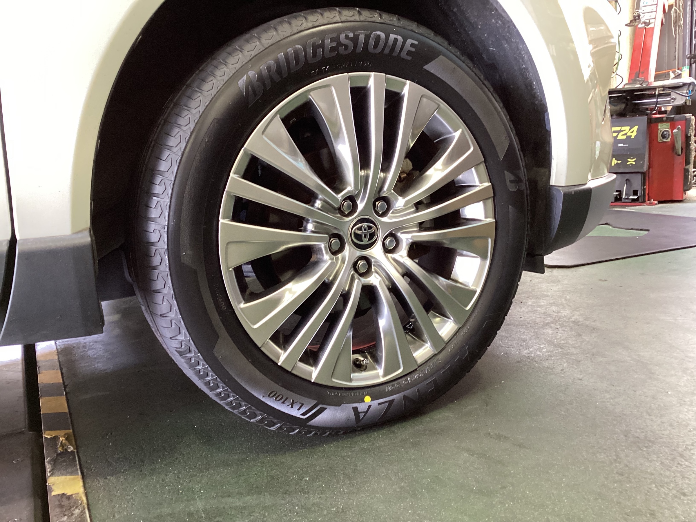 「引き取り限定」ハリアータイヤ　　ALENZA LX100純正ホイールセット4本 ハリアー タイヤ交換 BRIDGESTONE ALENZA LX100 235/55R18 100V｜グー