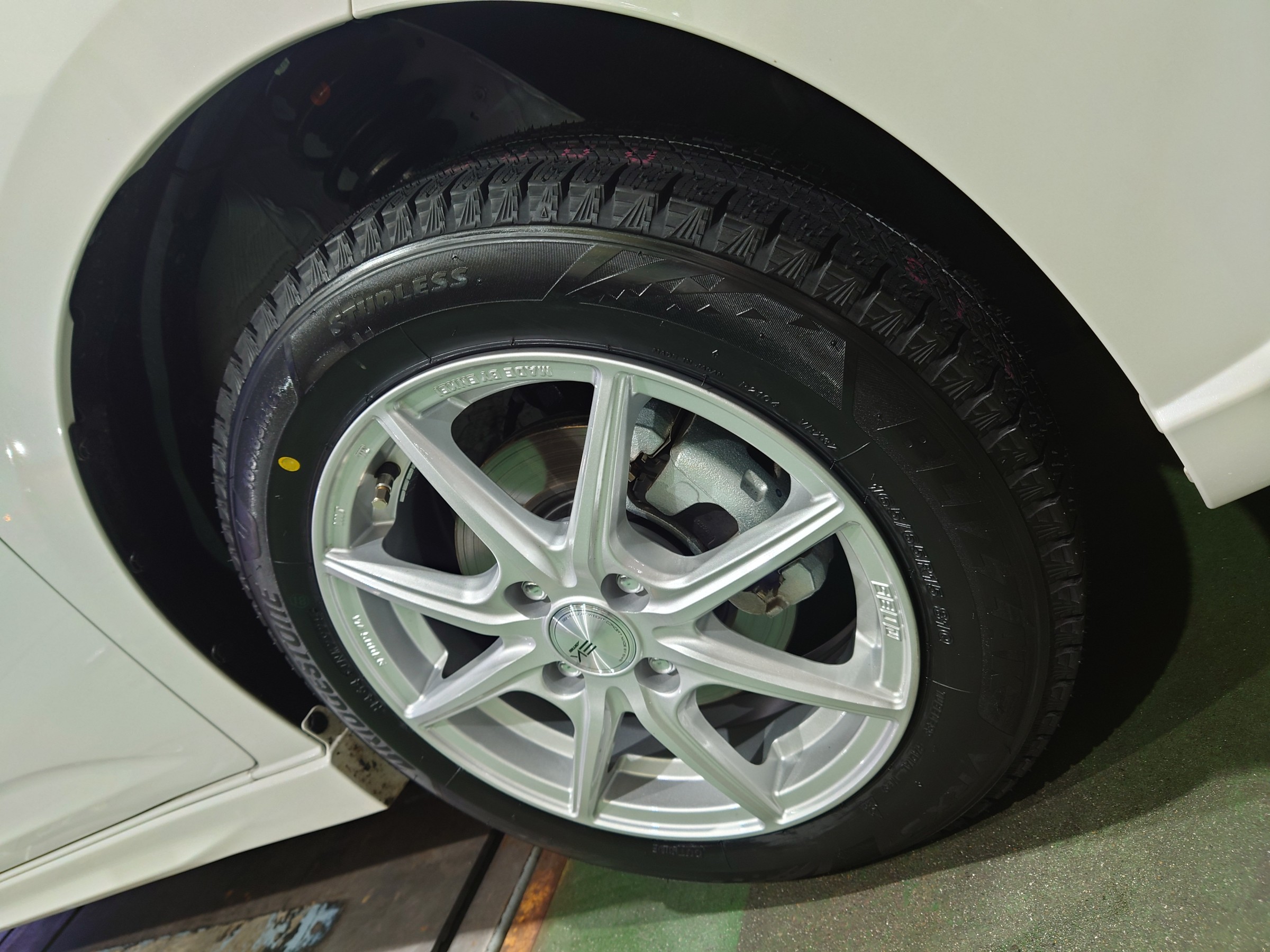スズキ ソリオ スタッドレスタイヤセット ブリザックVRX3 165/65R15