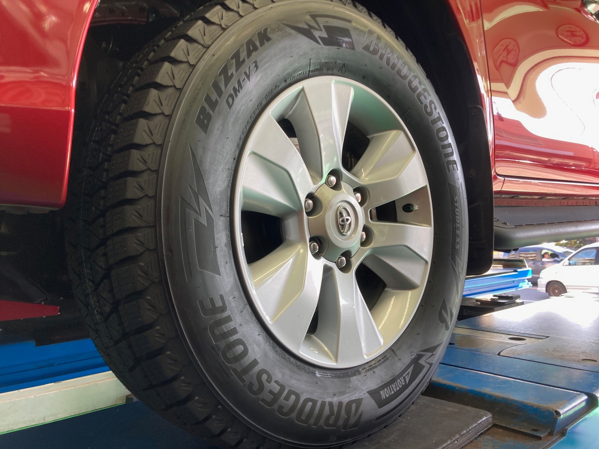 ハイラックス ブリザック DM-V3 装着 | 店舗おススメ情報 | タイヤ館