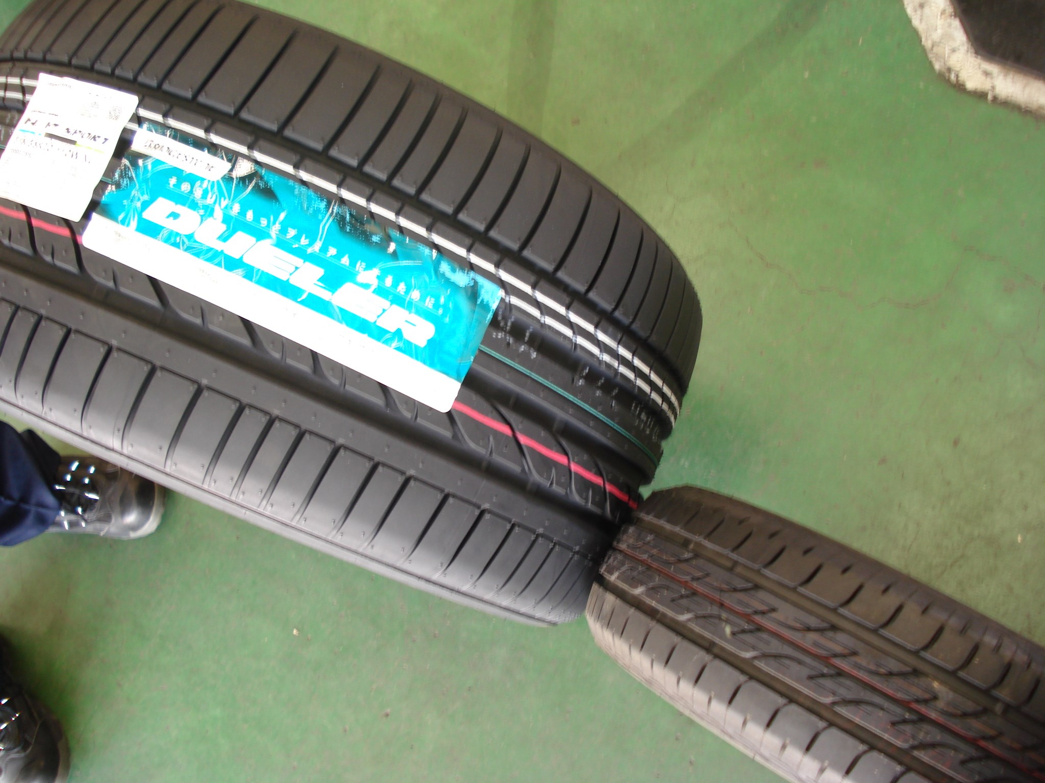 軽自動車のタイヤを並べると幅がほぼ2倍の極太サイズ！！