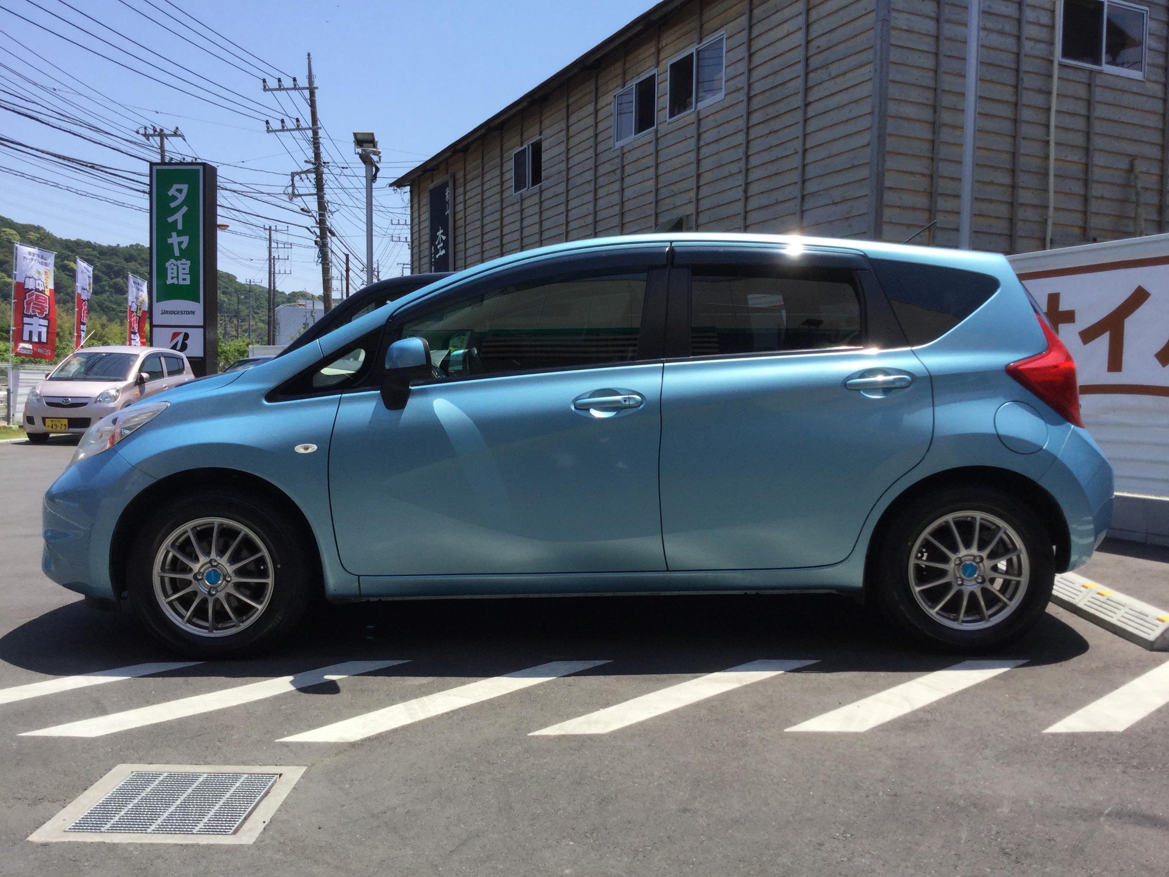 日産 ノート エコフォルムse 12 プレイズpx C 日産 ノート ホイール タイヤ ホイール関連 タイヤ ホイール交換 サービス事例 タイヤ館 葉山 タイヤからはじまる トータルカーメンテナンス タイヤ館グループ