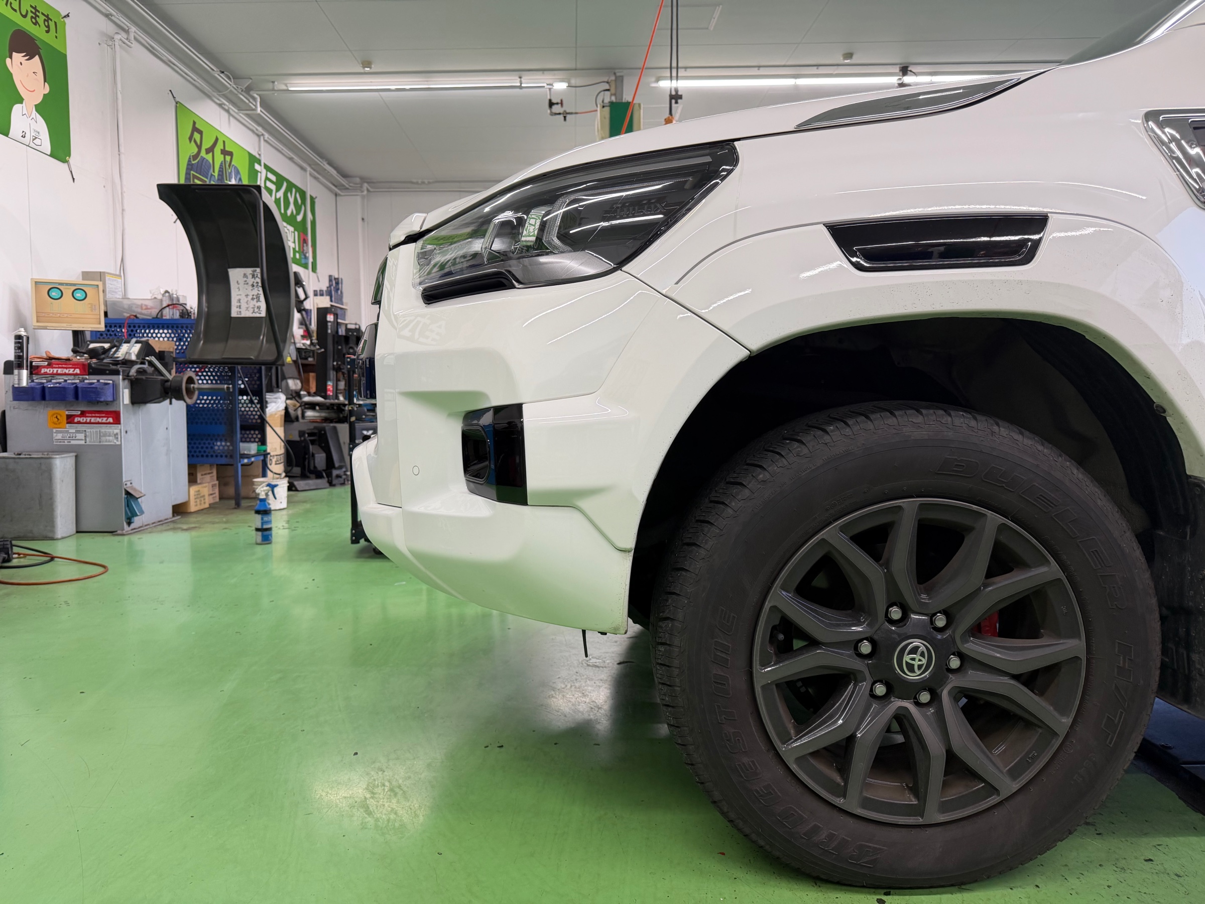 ハイラックス GR スタッドレスタイヤホイールセット取付 | 店舗お