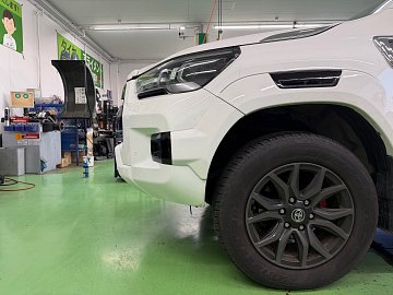 ハイラックス GR スタッドレスタイヤホイールセット取付 | 店舗お