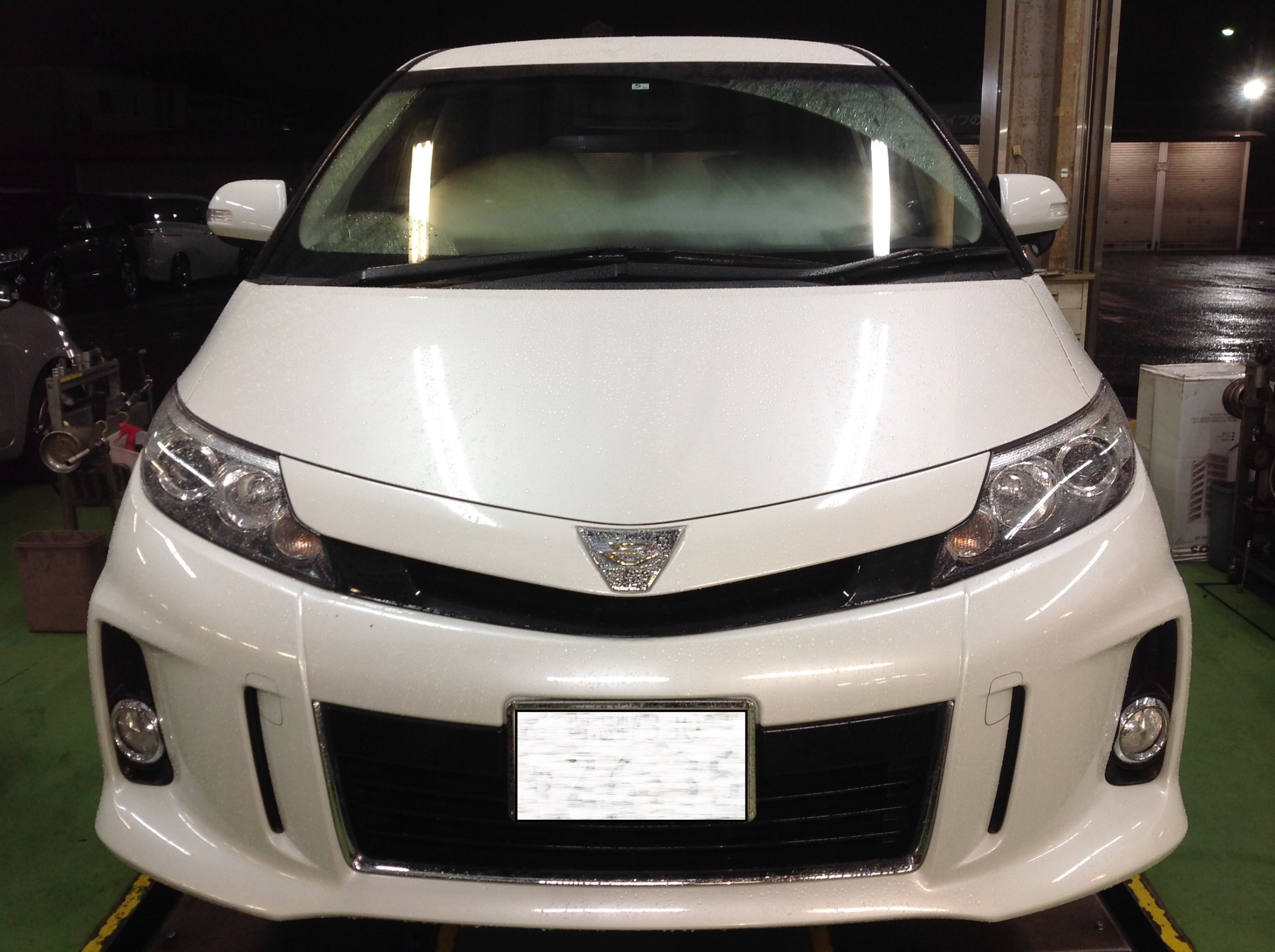 Toyota エスティマ タイヤ交換です トヨタ エスティマ タイヤ サービス事例 タイヤ館 西船橋 千葉県のタイヤ カー用品ショップ タイヤからはじまる トータルカーメンテナンス タイヤ館グループ