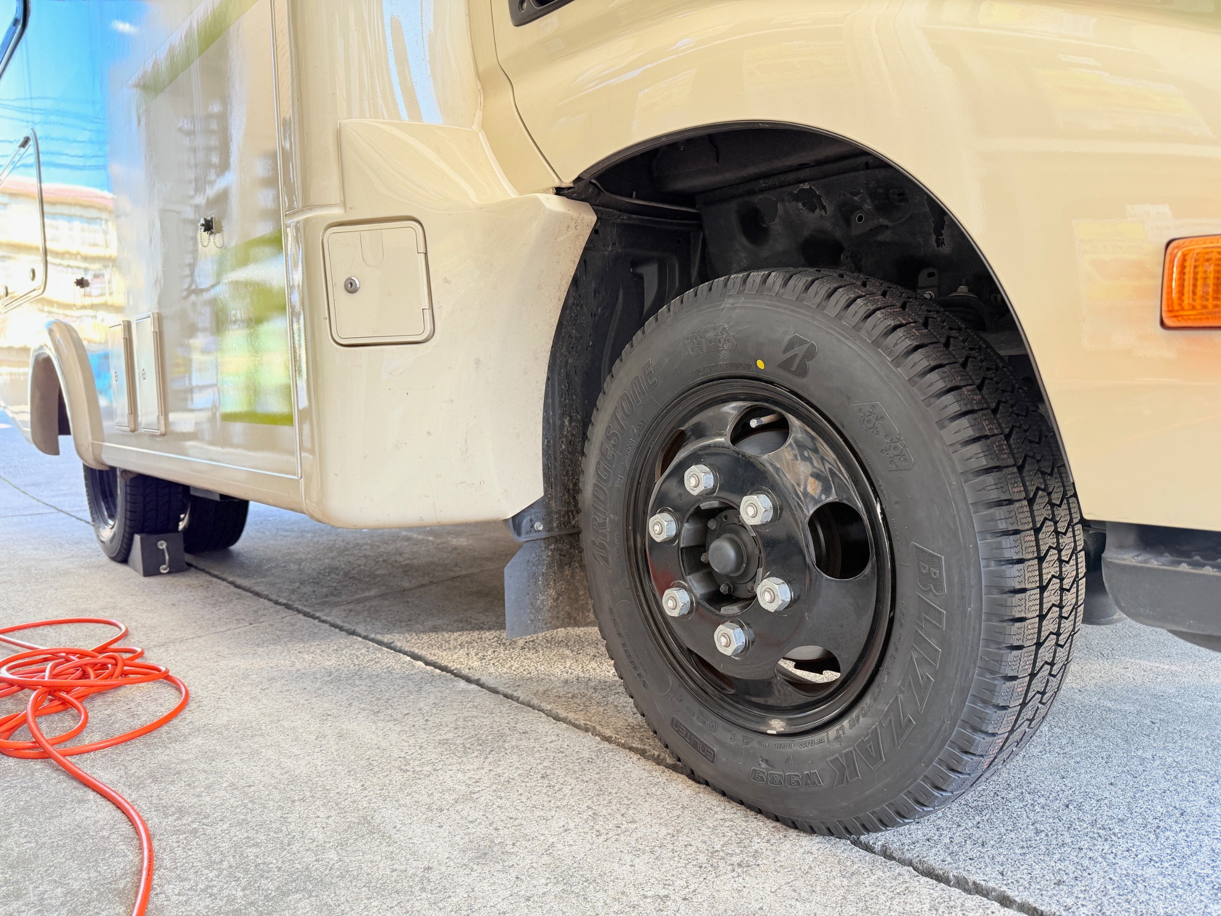 キャンピングカーの冬支度もお任せください！！ スタッドレス6本交換