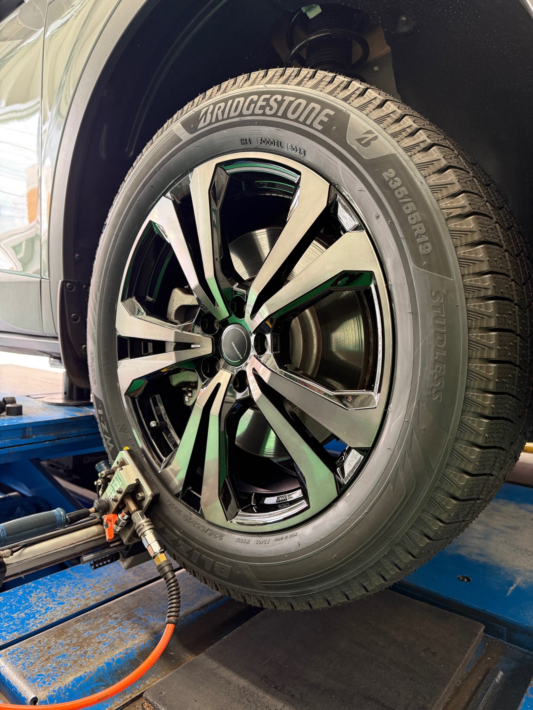 フォルクスワーゲン ID.4 スタッドレス装着です | 店舗おススメ情報