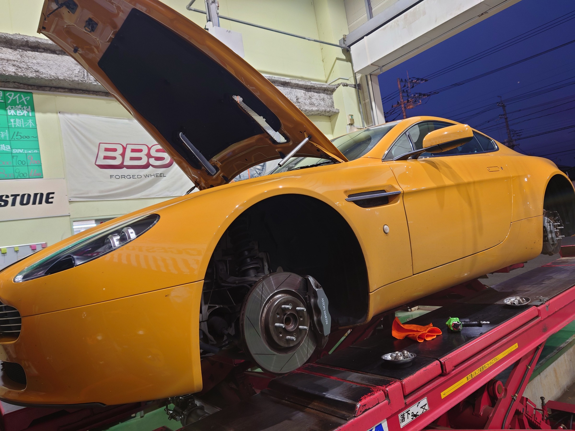 アストンマーティン Vantage タイヤ交換 ブリヂストン ポテンザS007A